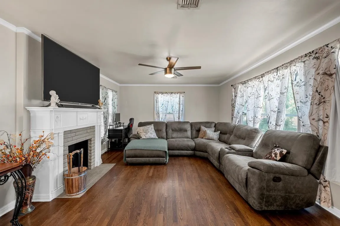 Single Family Residence For Sale in Mc Lennan County , 4216 Morrow Avenue, Waco, Texas 76710, 3 Bedroom, 2 Bathroom, 1 Garage spaces, 1,795 Sqft, built in 1952, mls#21353219, Real Estate Agent in Waco, Homes For Sale in Mc Lennan county, Homes For Sale in Waco, Realtor in Waco Texas, Real Estate Brokerage Independent Realty Texas, Luminita Cordes Realtor