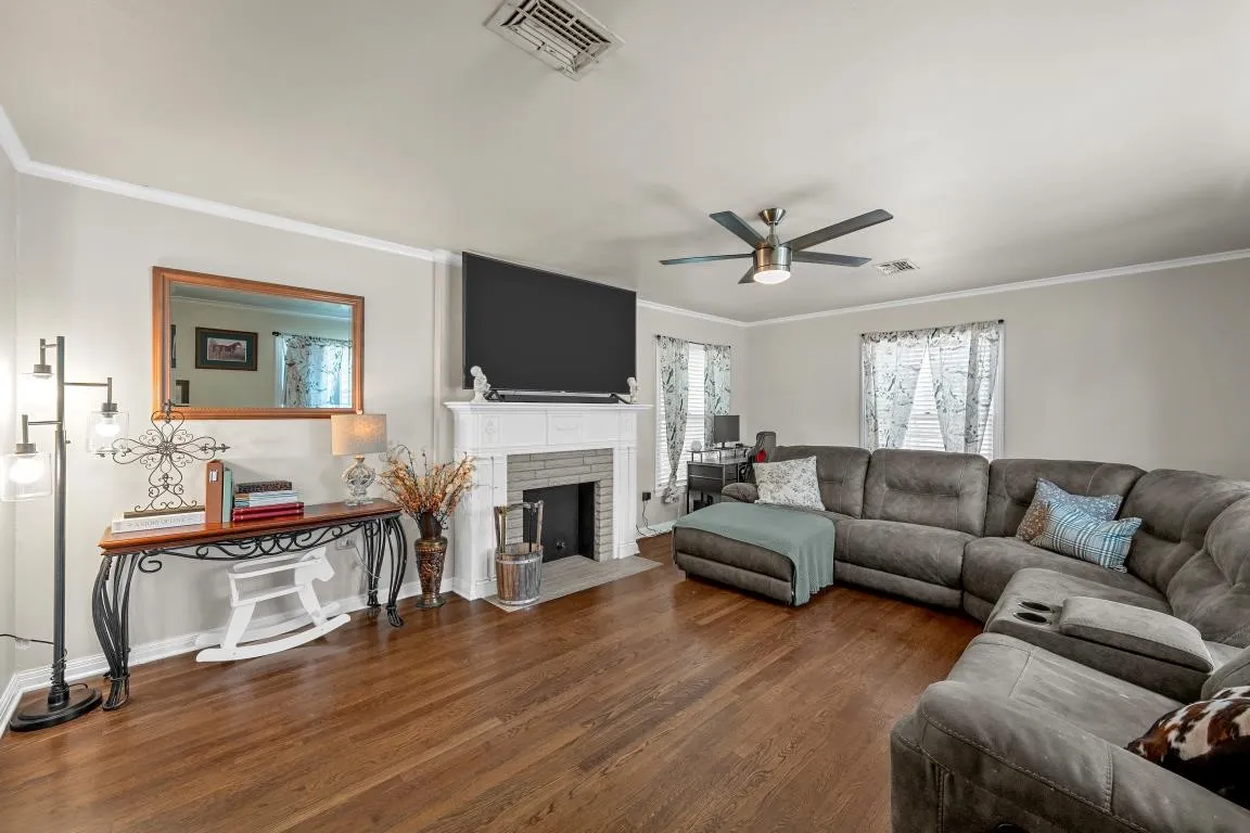 Single Family Residence For Sale in Mc Lennan County , 4216 Morrow Avenue, Waco, Texas 76710, 3 Bedroom, 2 Bathroom, 1 Garage spaces, 1,795 Sqft, built in 1952, mls#21353219, Real Estate Agent in Waco, Homes For Sale in Mc Lennan county, Homes For Sale in Waco, Realtor in Waco Texas, Real Estate Brokerage Independent Realty Texas, Luminita Cordes Realtor