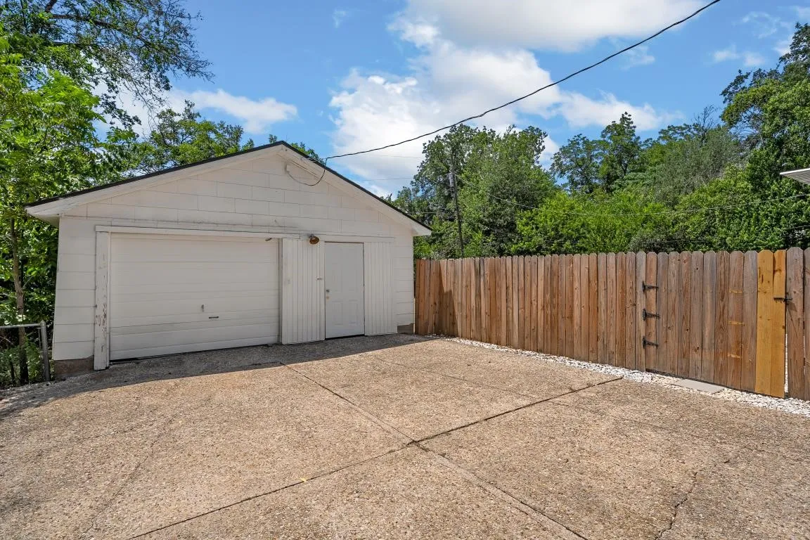 Single Family Residence For Sale in Mc Lennan County , 4216 Morrow Avenue, Waco, Texas 76710, 3 Bedroom, 2 Bathroom, 1 Garage spaces, 1,795 Sqft, built in 1952, mls#21353219, Real Estate Agent in Waco, Homes For Sale in Mc Lennan county, Homes For Sale in Waco, Realtor in Waco Texas, Real Estate Brokerage Independent Realty Texas, Luminita Cordes Realtor