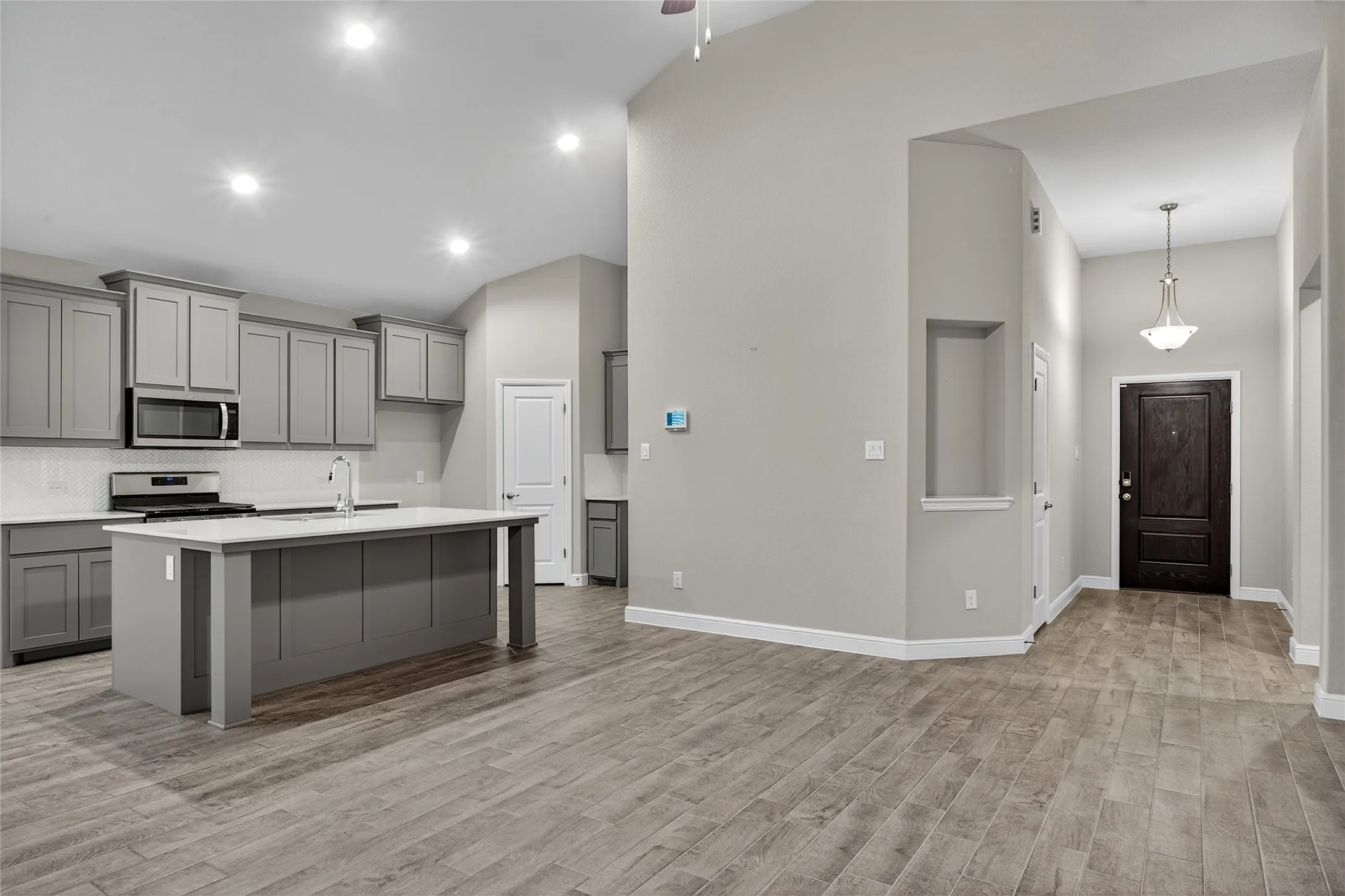 Kitchen/Entryway