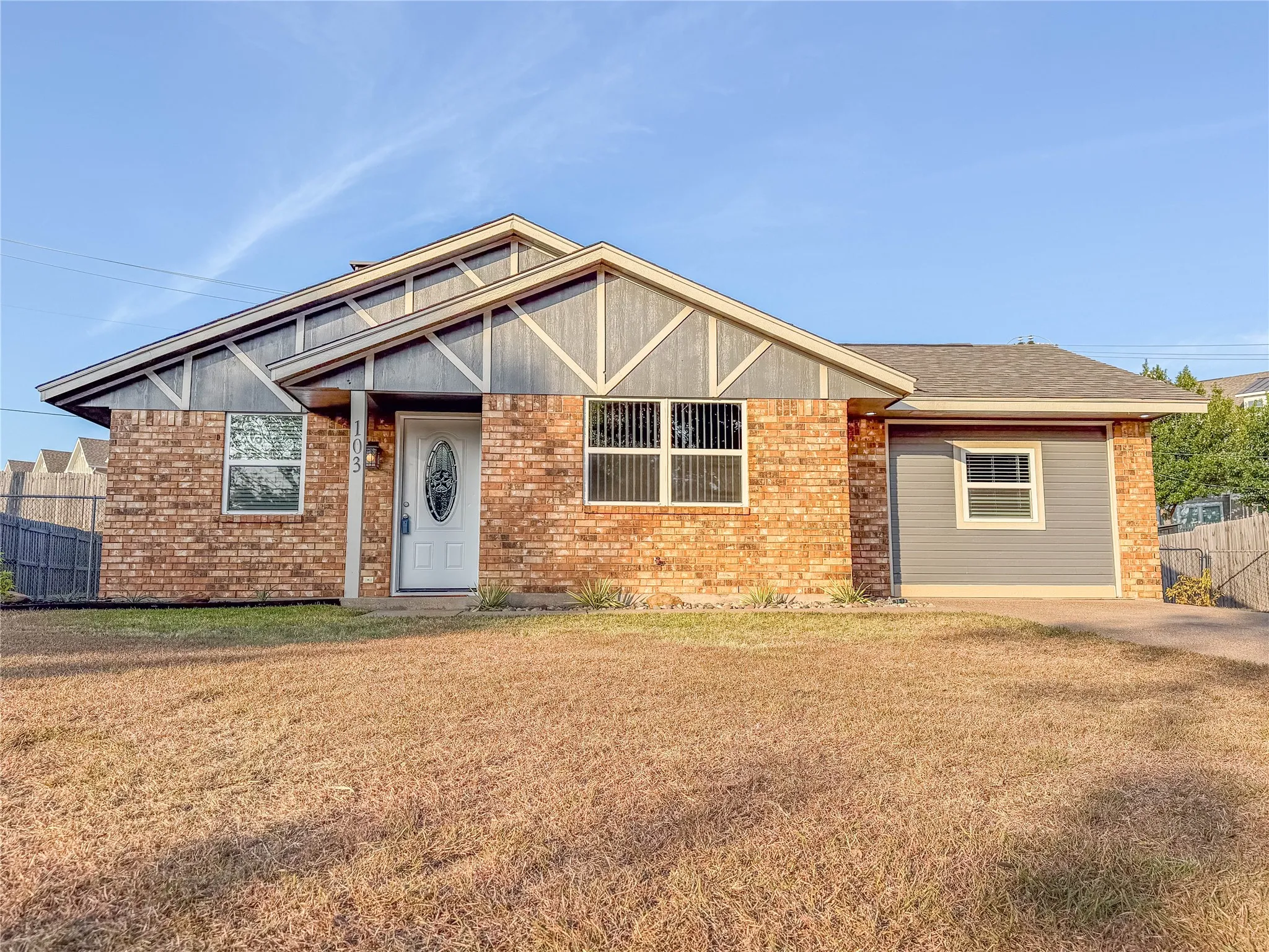 Single Family Residence For Sale in Ellis County , 103 Garvin Way, Midlothian, Texas 76065, 3 Bedroom, 2 Bathroom, Garage spaces, 1,412 Sqft, built in 1983, mls#21350639, Real Estate Agent in Midlothian, Homes For Sale in Ellis county, Homes For Sale in Midlothian, Realtor in Midlothian Texas, Real Estate Brokerage Independent Realty Texas, Luminita Cordes Realtor