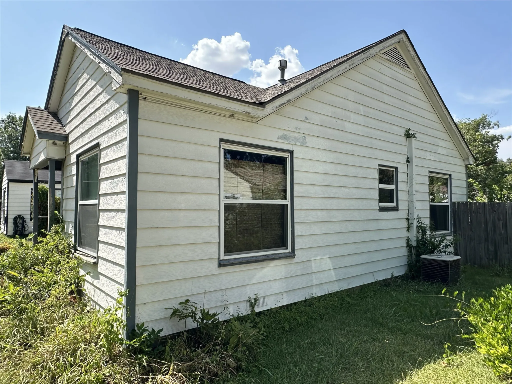 Single Family Residence For Sale in Dallas County , 405 W Avenue E, Garland, Texas 75040, 2 Bedroom, 1 Bathroom, Garage spaces, 800 Sqft, built in 1950, mls#21353064, Real Estate Agent in Garland, Homes For Sale in Dallas county, Homes For Sale in Garland, Realtor in Garland Texas, Real Estate Brokerage Independent Realty Texas, Luminita Cordes Realtor