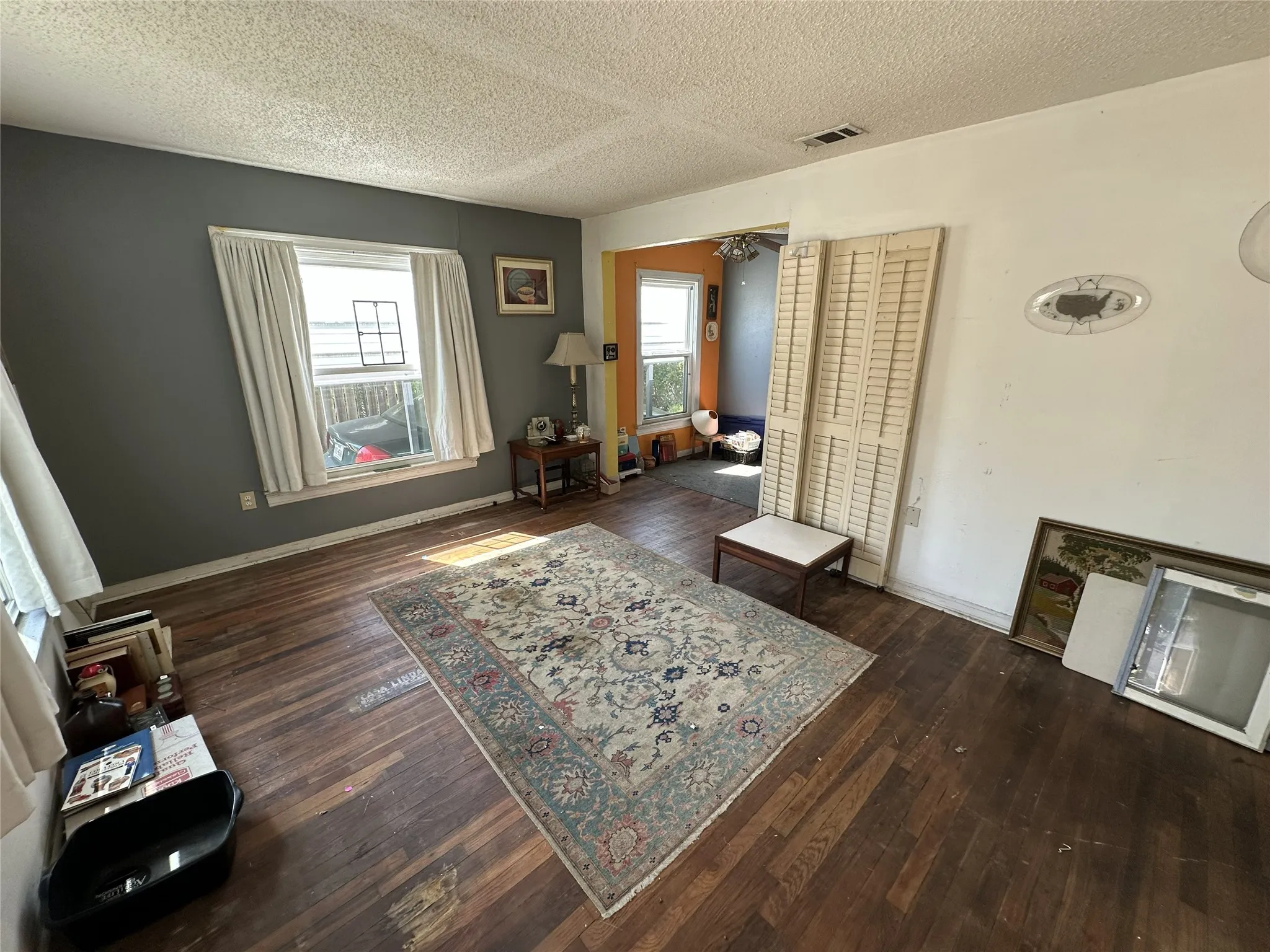 Single Family Residence For Sale in Dallas County , 405 W Avenue E, Garland, Texas 75040, 2 Bedroom, 1 Bathroom, Garage spaces, 800 Sqft, built in 1950, mls#21353064, Real Estate Agent in Garland, Homes For Sale in Dallas county, Homes For Sale in Garland, Realtor in Garland Texas, Real Estate Brokerage Independent Realty Texas, Luminita Cordes Realtor