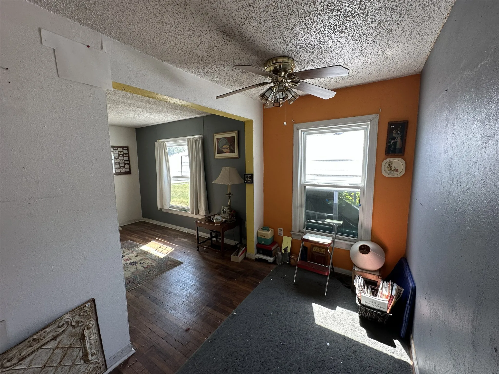 Single Family Residence For Sale in Dallas County , 405 W Avenue E, Garland, Texas 75040, 2 Bedroom, 1 Bathroom, Garage spaces, 800 Sqft, built in 1950, mls#21353064, Real Estate Agent in Garland, Homes For Sale in Dallas county, Homes For Sale in Garland, Realtor in Garland Texas, Real Estate Brokerage Independent Realty Texas, Luminita Cordes Realtor