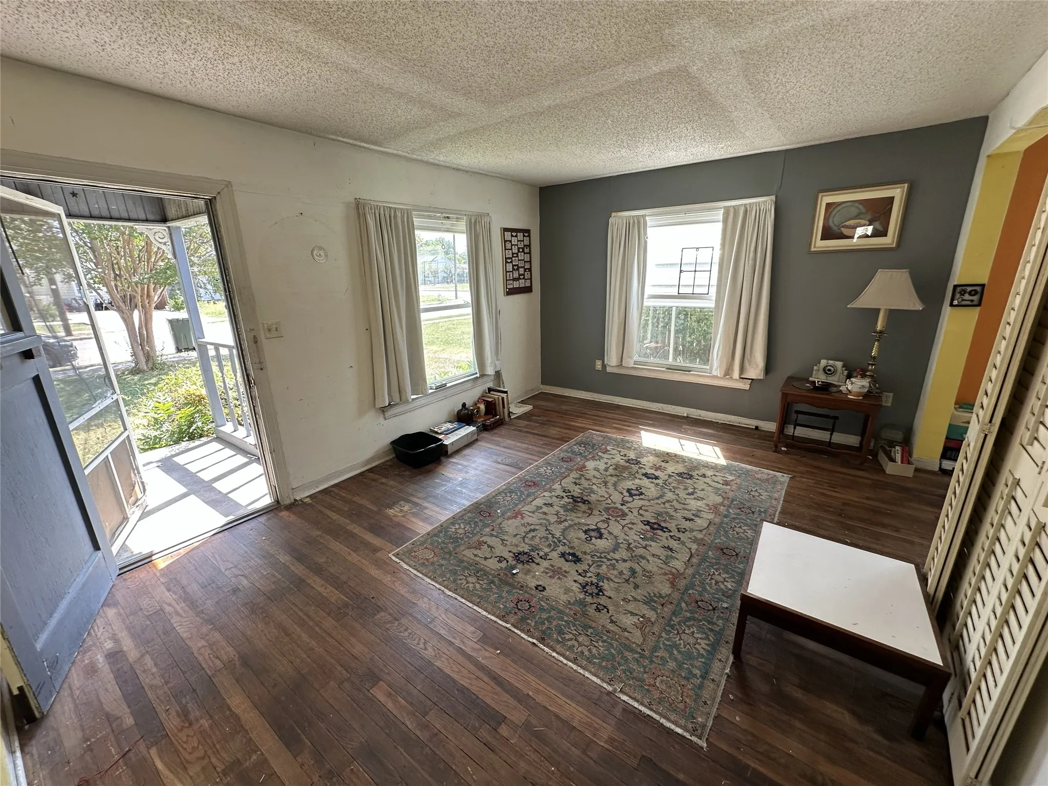 Single Family Residence For Sale in Dallas County , 405 W Avenue E, Garland, Texas 75040, 2 Bedroom, 1 Bathroom, Garage spaces, 800 Sqft, built in 1950, mls#21353064, Real Estate Agent in Garland, Homes For Sale in Dallas county, Homes For Sale in Garland, Realtor in Garland Texas, Real Estate Brokerage Independent Realty Texas, Luminita Cordes Realtor