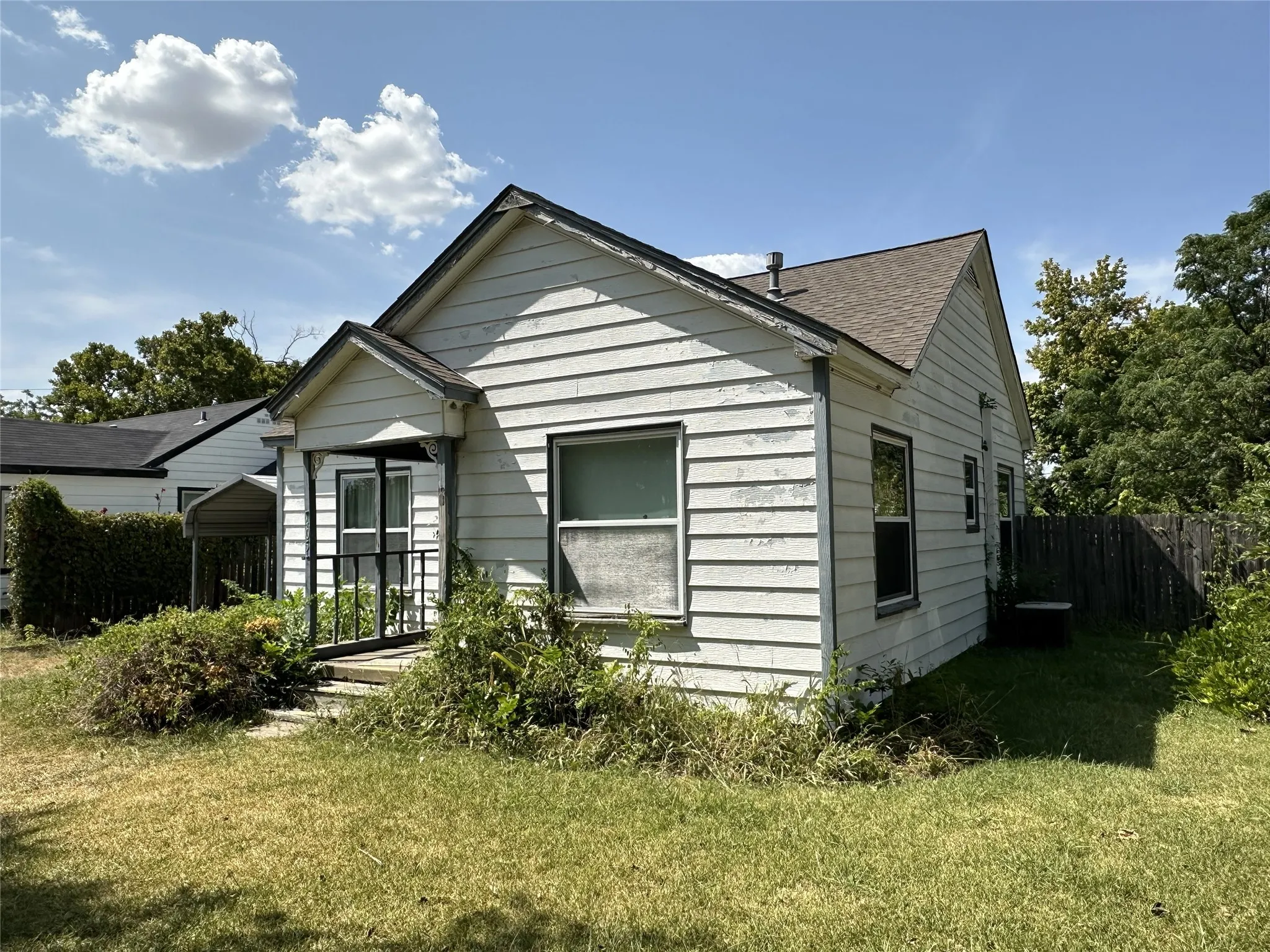 Single Family Residence For Sale in Dallas County , 405 W Avenue E, Garland, Texas 75040, 2 Bedroom, 1 Bathroom, Garage spaces, 800 Sqft, built in 1950, mls#21353064, Real Estate Agent in Garland, Homes For Sale in Dallas county, Homes For Sale in Garland, Realtor in Garland Texas, Real Estate Brokerage Independent Realty Texas, Luminita Cordes Realtor