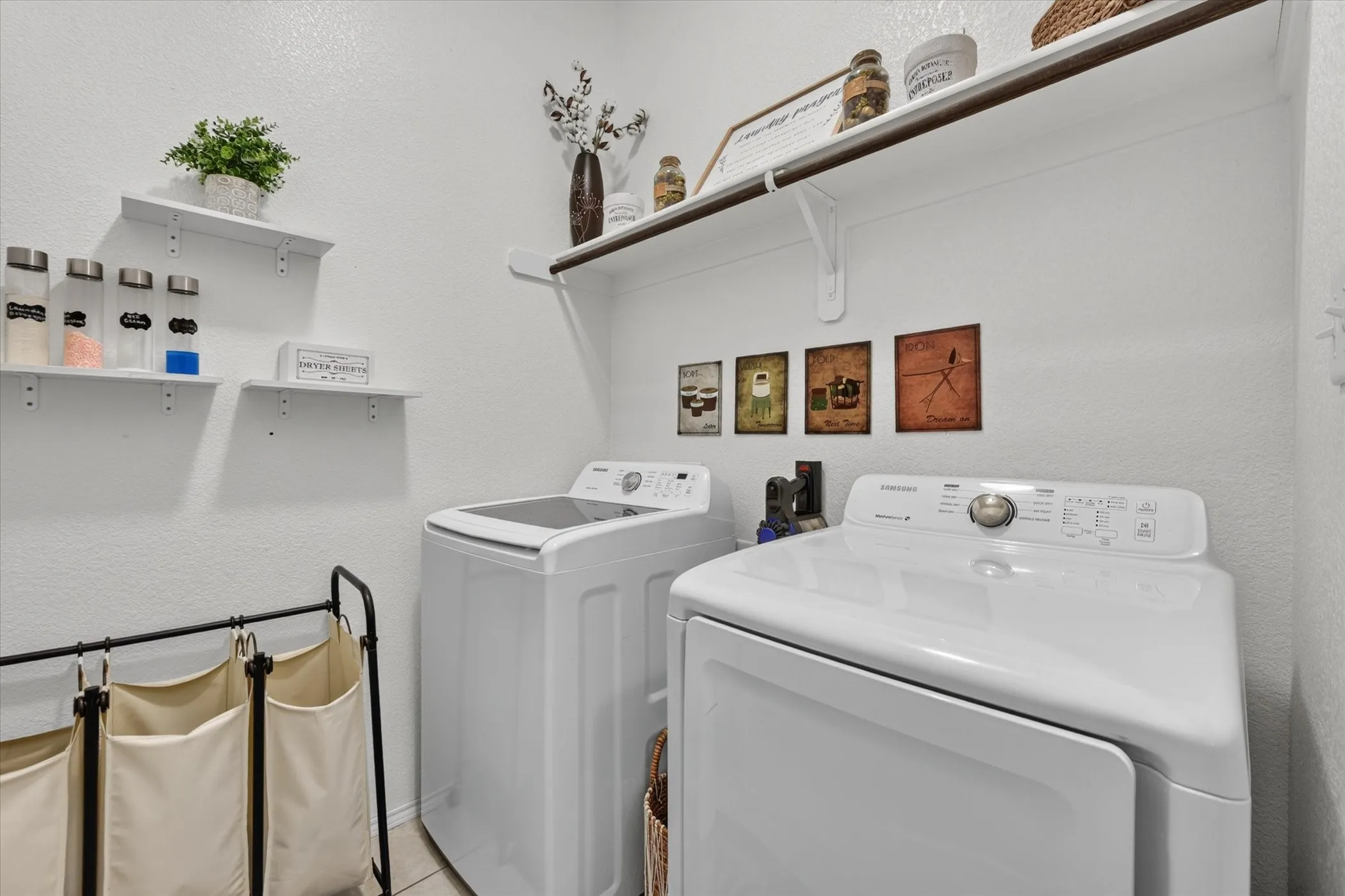 Single Family Residence For Sale in Ellis County , 220 Carson Drive, Waxahachie, Texas 75167, 3 Bedroom, 2 Bathroom, 2 Garage spaces, 2,103 Sqft, built in 2016, mls#21353060, Real Estate Agent in Waxahachie, Homes For Sale in Ellis county, Homes For Sale in Waxahachie, Realtor in Waxahachie Texas, Real Estate Brokerage Independent Realty Texas, Luminita Cordes Realtor