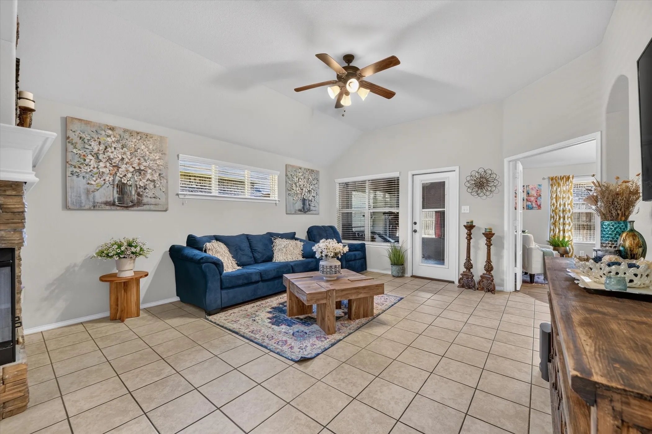 Single Family Residence For Sale in Ellis County , 220 Carson Drive, Waxahachie, Texas 75167, 3 Bedroom, 2 Bathroom, 2 Garage spaces, 2,103 Sqft, built in 2016, mls#21353060, Real Estate Agent in Waxahachie, Homes For Sale in Ellis county, Homes For Sale in Waxahachie, Realtor in Waxahachie Texas, Real Estate Brokerage Independent Realty Texas, Luminita Cordes Realtor