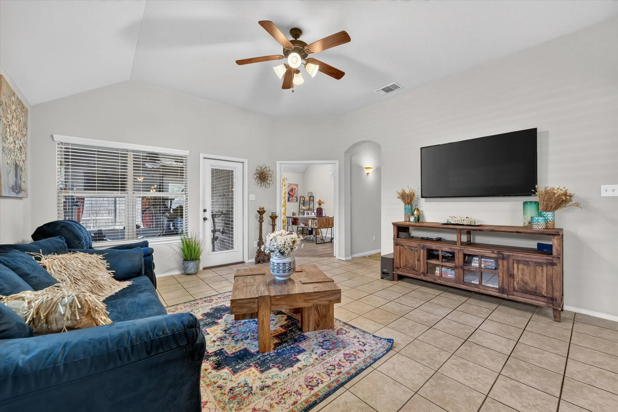 Single Family Residence For Sale in Ellis County , 220 Carson Drive, Waxahachie, Texas 75167, 3 Bedroom, 2 Bathroom, 2 Garage spaces, 2,103 Sqft, built in 2016, mls#21353060, Real Estate Agent in Waxahachie, Homes For Sale in Ellis county, Homes For Sale in Waxahachie, Realtor in Waxahachie Texas, Real Estate Brokerage Independent Realty Texas, Luminita Cordes Realtor