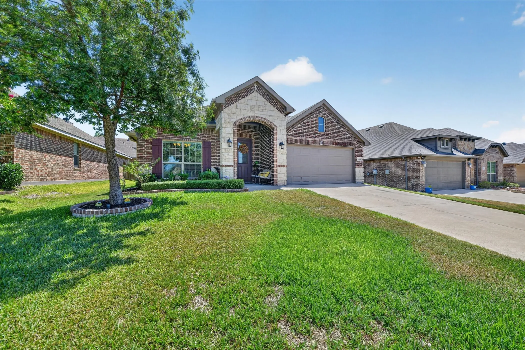 Single Family Residence For Sale in Ellis County , 220 Carson Drive, Waxahachie, Texas 75167, 3 Bedroom, 2 Bathroom, 2 Garage spaces, 2,103 Sqft, built in 2016, mls#21353060, Real Estate Agent in Waxahachie, Homes For Sale in Ellis county, Homes For Sale in Waxahachie, Realtor in Waxahachie Texas, Real Estate Brokerage Independent Realty Texas, Luminita Cordes Realtor