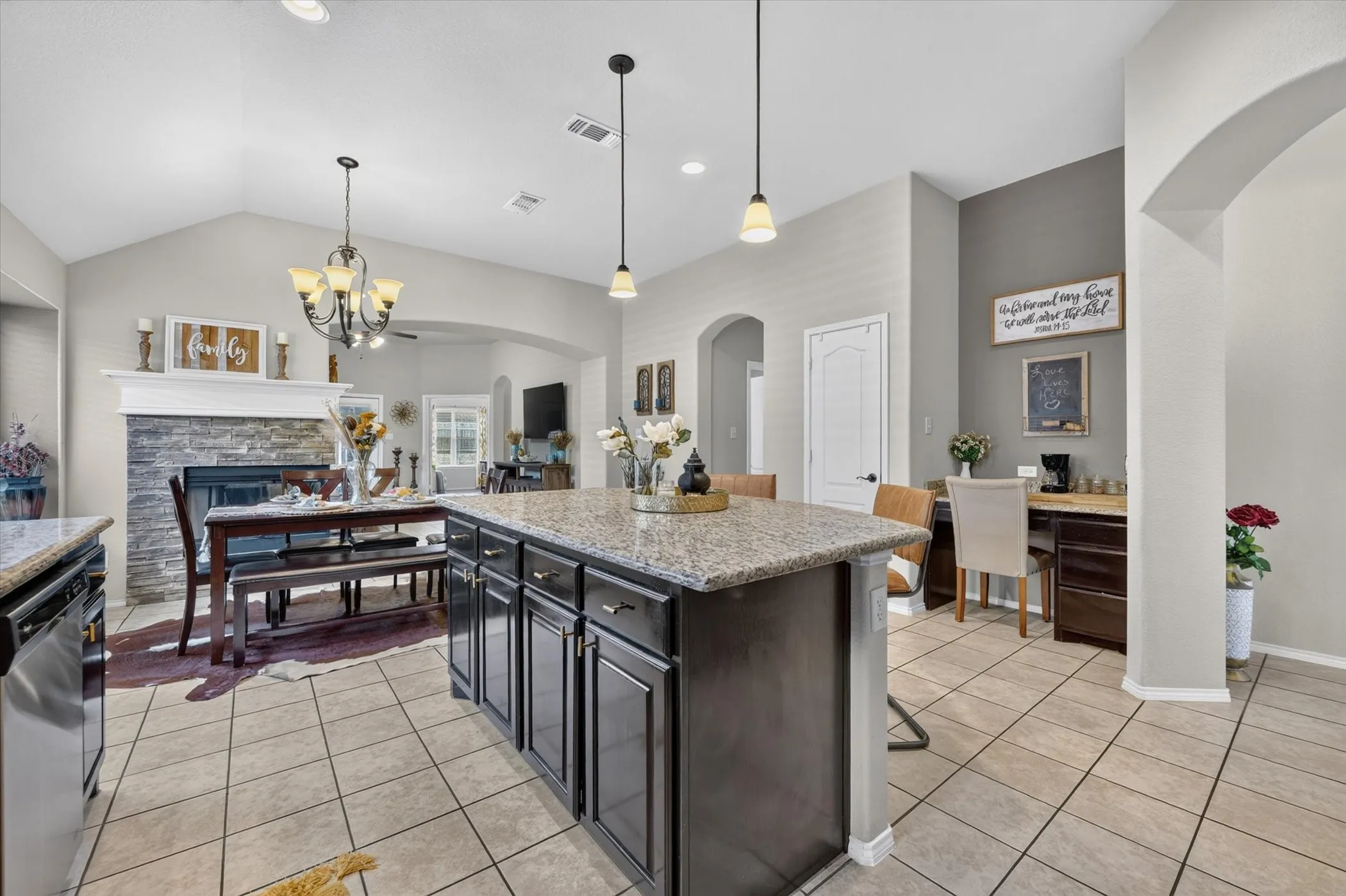 Single Family Residence For Sale in Ellis County , 220 Carson Drive, Waxahachie, Texas 75167, 3 Bedroom, 2 Bathroom, 2 Garage spaces, 2,103 Sqft, built in 2016, mls#21353060, Real Estate Agent in Waxahachie, Homes For Sale in Ellis county, Homes For Sale in Waxahachie, Realtor in Waxahachie Texas, Real Estate Brokerage Independent Realty Texas, Luminita Cordes Realtor