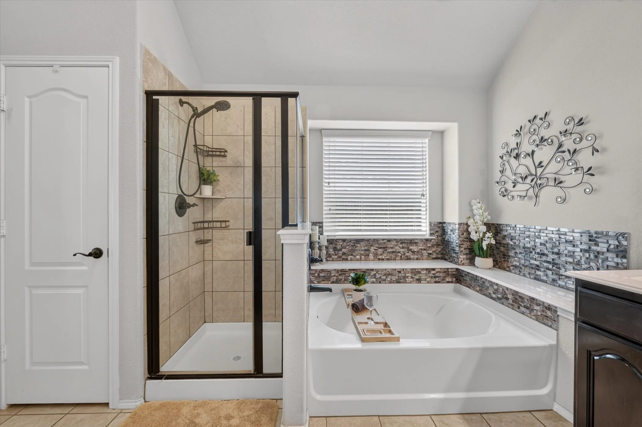 Single Family Residence For Sale in Ellis County , 220 Carson Drive, Waxahachie, Texas 75167, 3 Bedroom, 2 Bathroom, 2 Garage spaces, 2,103 Sqft, built in 2016, mls#21353060, Real Estate Agent in Waxahachie, Homes For Sale in Ellis county, Homes For Sale in Waxahachie, Realtor in Waxahachie Texas, Real Estate Brokerage Independent Realty Texas, Luminita Cordes Realtor