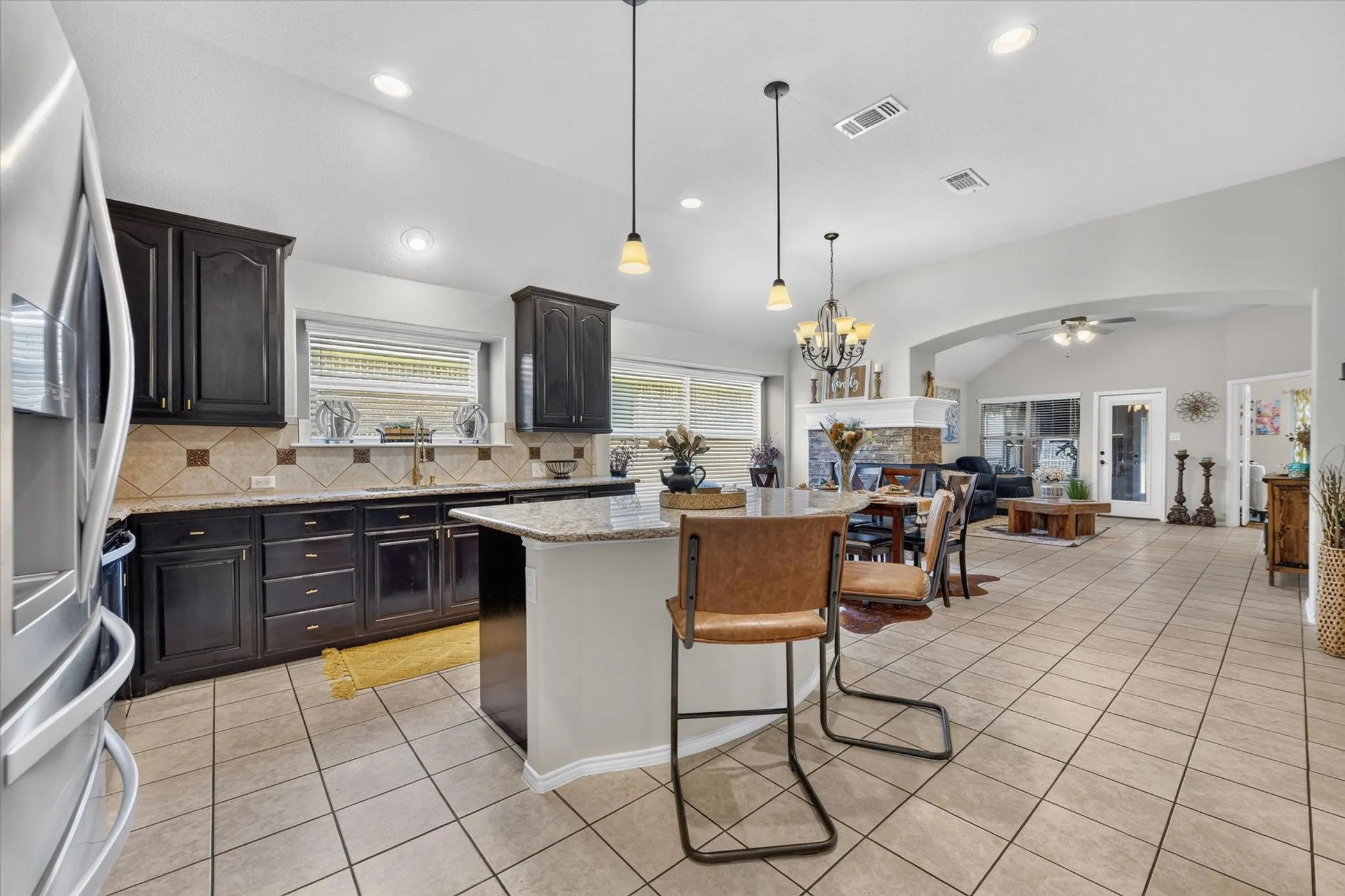 Single Family Residence For Sale in Ellis County , 220 Carson Drive, Waxahachie, Texas 75167, 3 Bedroom, 2 Bathroom, 2 Garage spaces, 2,103 Sqft, built in 2016, mls#21353060, Real Estate Agent in Waxahachie, Homes For Sale in Ellis county, Homes For Sale in Waxahachie, Realtor in Waxahachie Texas, Real Estate Brokerage Independent Realty Texas, Luminita Cordes Realtor