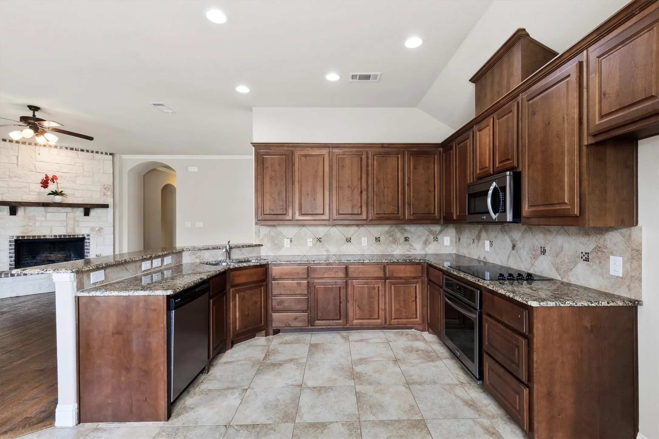 Single Family Residence For Sale in Collin County , 3306 Robin Trail, Melissa, Texas 75454, 3 Bedroom, 2 Bathroom, 2 Garage spaces, 1,843 Sqft, built in 2016, mls#21353425, Real Estate Agent in Melissa, Homes For Sale in Collin county, Homes For Sale in Melissa, Realtor in Melissa Texas, Real Estate Brokerage Independent Realty Texas, Luminita Cordes Realtor