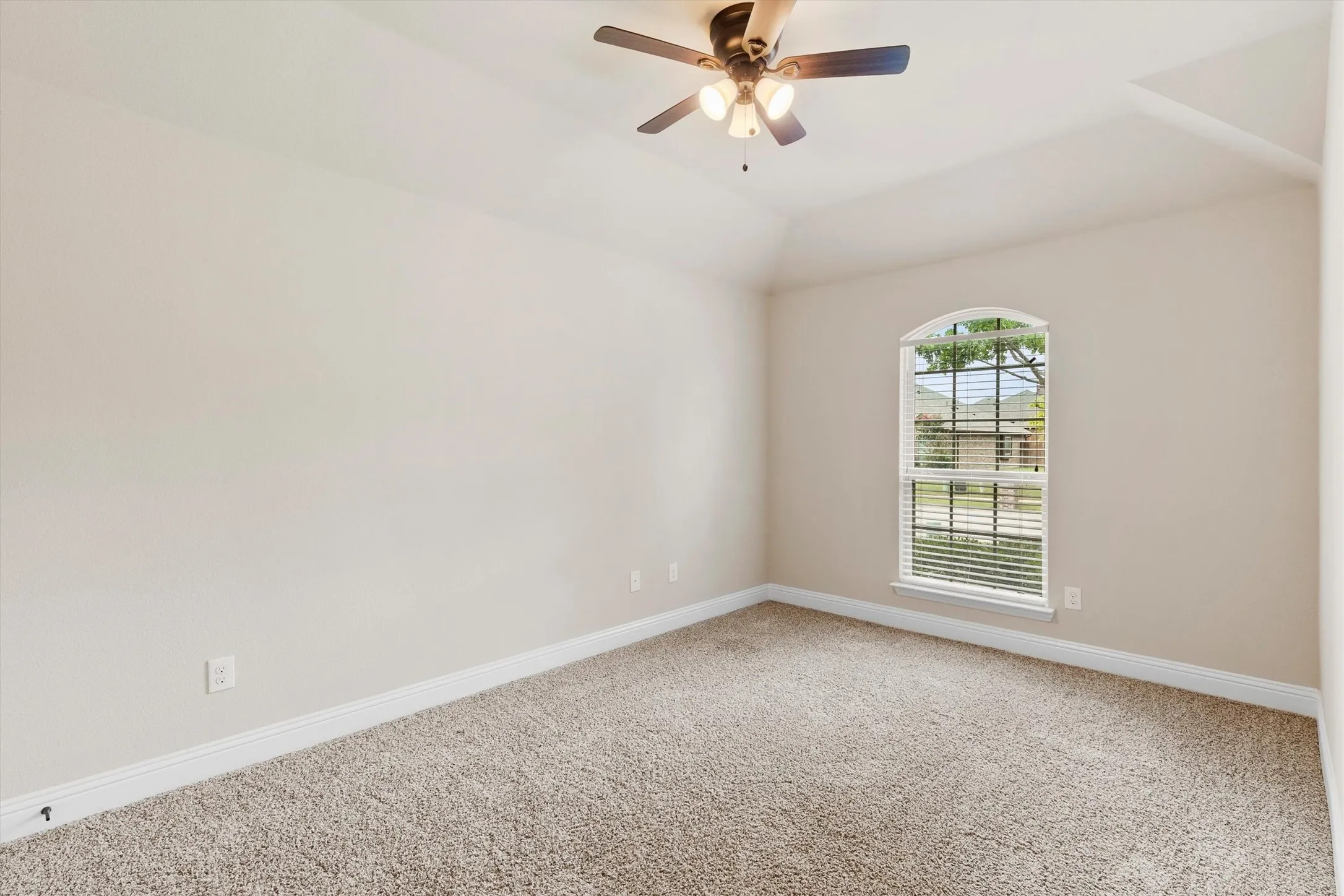 Single Family Residence For Sale in Collin County , 3306 Robin Trail, Melissa, Texas 75454, 3 Bedroom, 2 Bathroom, 2 Garage spaces, 1,843 Sqft, built in 2016, mls#21353425, Real Estate Agent in Melissa, Homes For Sale in Collin county, Homes For Sale in Melissa, Realtor in Melissa Texas, Real Estate Brokerage Independent Realty Texas, Luminita Cordes Realtor
