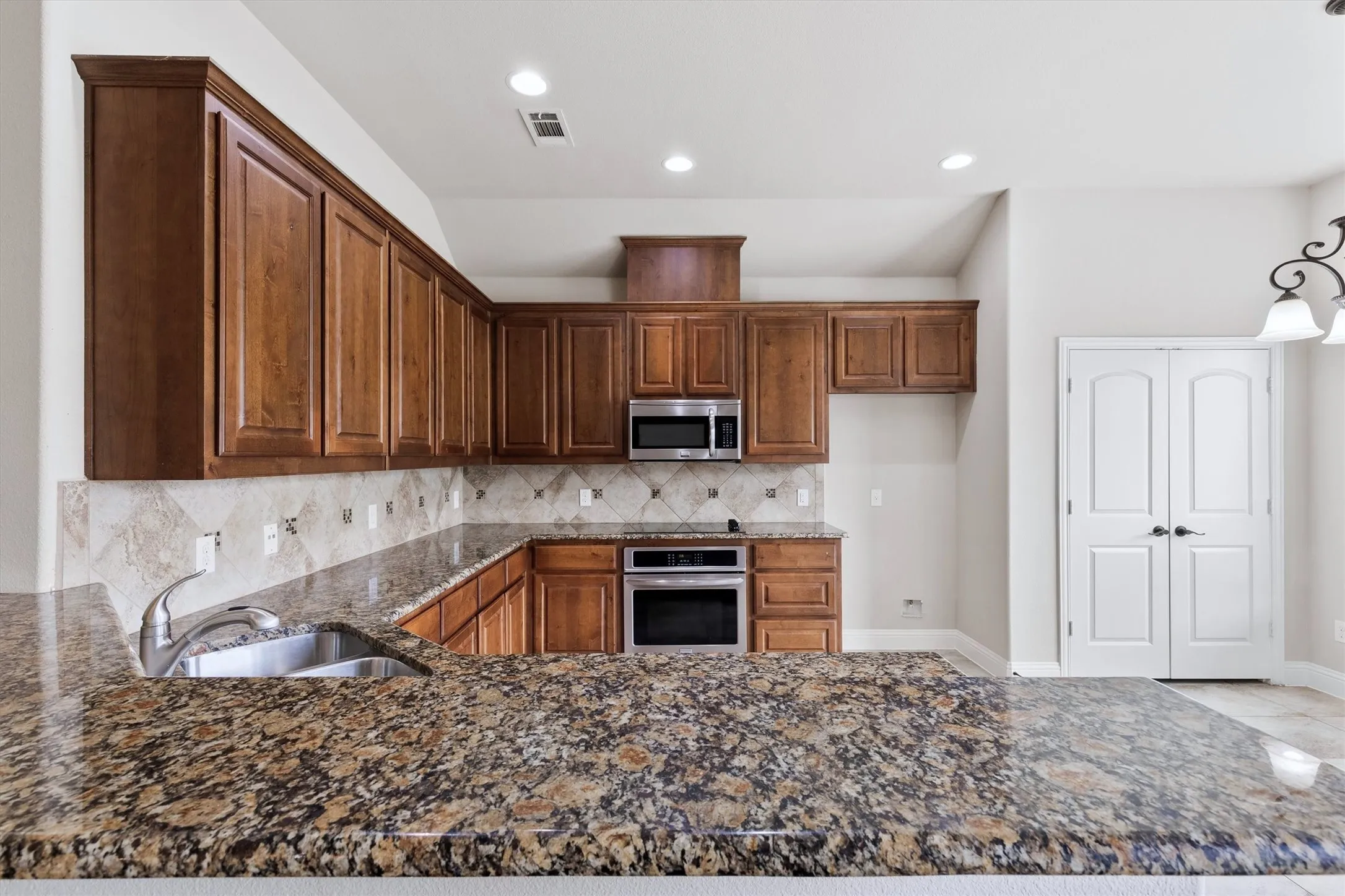 Single Family Residence For Sale in Collin County , 3306 Robin Trail, Melissa, Texas 75454, 3 Bedroom, 2 Bathroom, 2 Garage spaces, 1,843 Sqft, built in 2016, mls#21353425, Real Estate Agent in Melissa, Homes For Sale in Collin county, Homes For Sale in Melissa, Realtor in Melissa Texas, Real Estate Brokerage Independent Realty Texas, Luminita Cordes Realtor