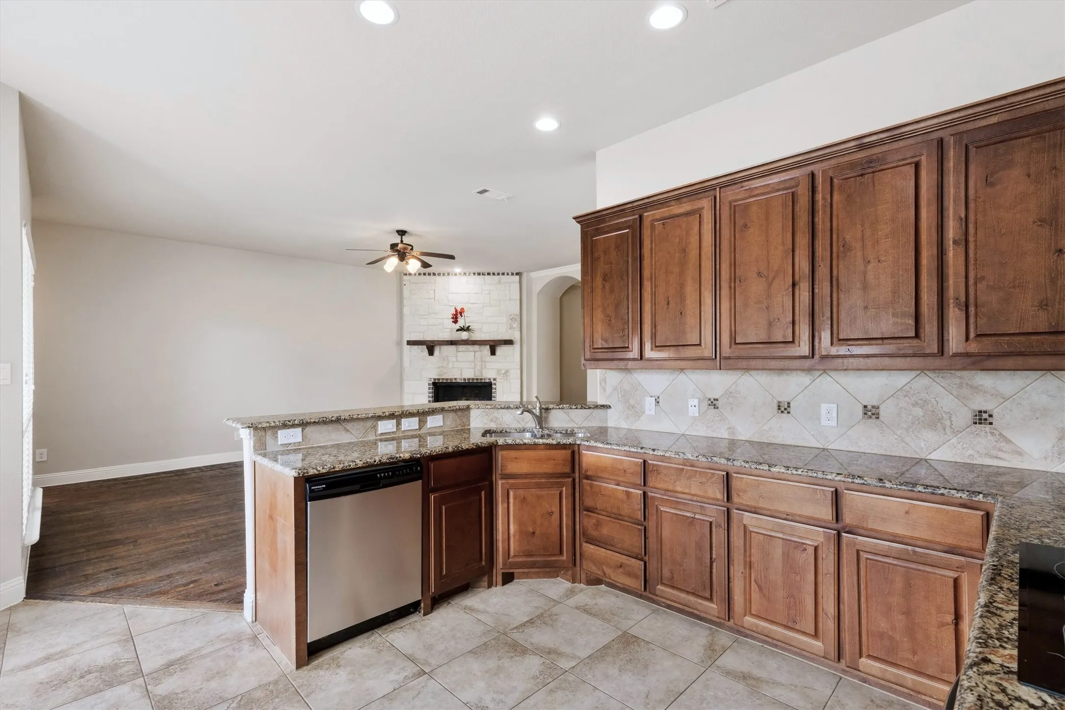 Single Family Residence For Sale in Collin County , 3306 Robin Trail, Melissa, Texas 75454, 3 Bedroom, 2 Bathroom, 2 Garage spaces, 1,843 Sqft, built in 2016, mls#21353425, Real Estate Agent in Melissa, Homes For Sale in Collin county, Homes For Sale in Melissa, Realtor in Melissa Texas, Real Estate Brokerage Independent Realty Texas, Luminita Cordes Realtor