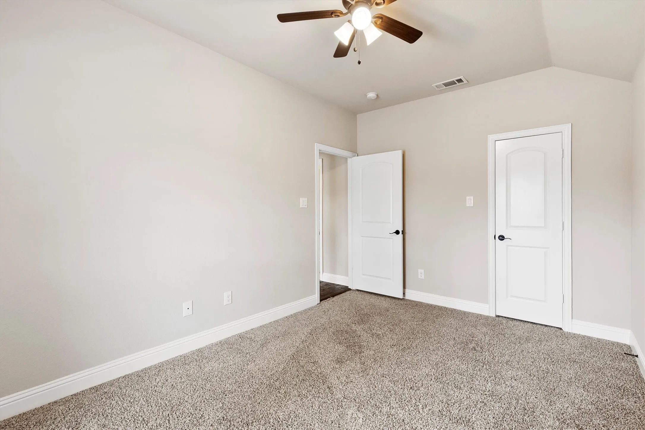 Single Family Residence For Sale in Collin County , 3306 Robin Trail, Melissa, Texas 75454, 3 Bedroom, 2 Bathroom, 2 Garage spaces, 1,843 Sqft, built in 2016, mls#21353425, Real Estate Agent in Melissa, Homes For Sale in Collin county, Homes For Sale in Melissa, Realtor in Melissa Texas, Real Estate Brokerage Independent Realty Texas, Luminita Cordes Realtor