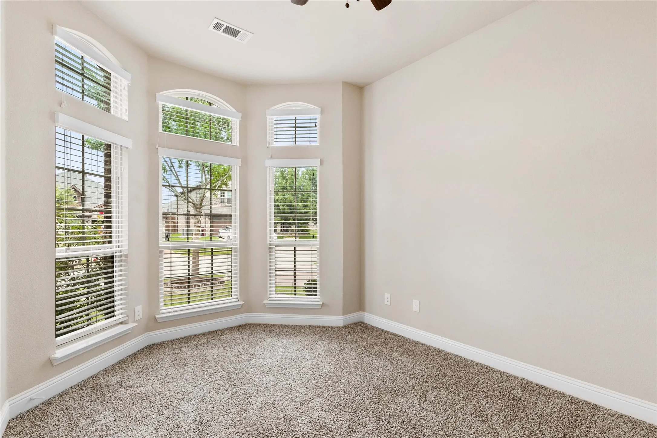 Single Family Residence For Sale in Collin County , 3306 Robin Trail, Melissa, Texas 75454, 3 Bedroom, 2 Bathroom, 2 Garage spaces, 1,843 Sqft, built in 2016, mls#21353425, Real Estate Agent in Melissa, Homes For Sale in Collin county, Homes For Sale in Melissa, Realtor in Melissa Texas, Real Estate Brokerage Independent Realty Texas, Luminita Cordes Realtor