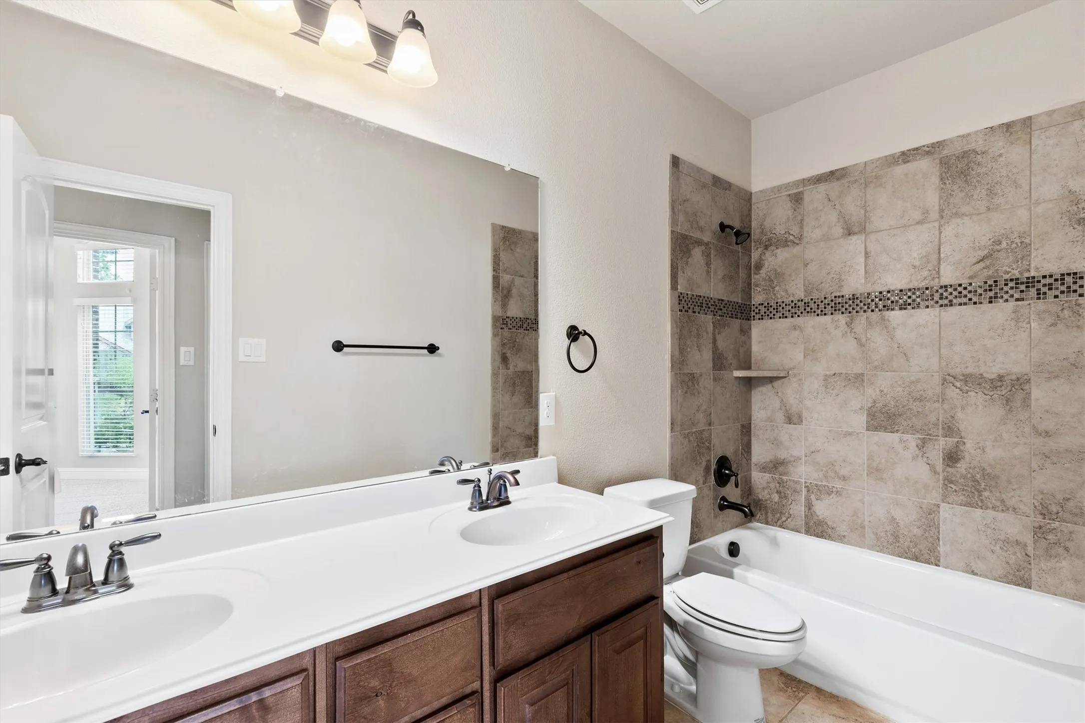 Single Family Residence For Sale in Collin County , 3306 Robin Trail, Melissa, Texas 75454, 3 Bedroom, 2 Bathroom, 2 Garage spaces, 1,843 Sqft, built in 2016, mls#21353425, Real Estate Agent in Melissa, Homes For Sale in Collin county, Homes For Sale in Melissa, Realtor in Melissa Texas, Real Estate Brokerage Independent Realty Texas, Luminita Cordes Realtor