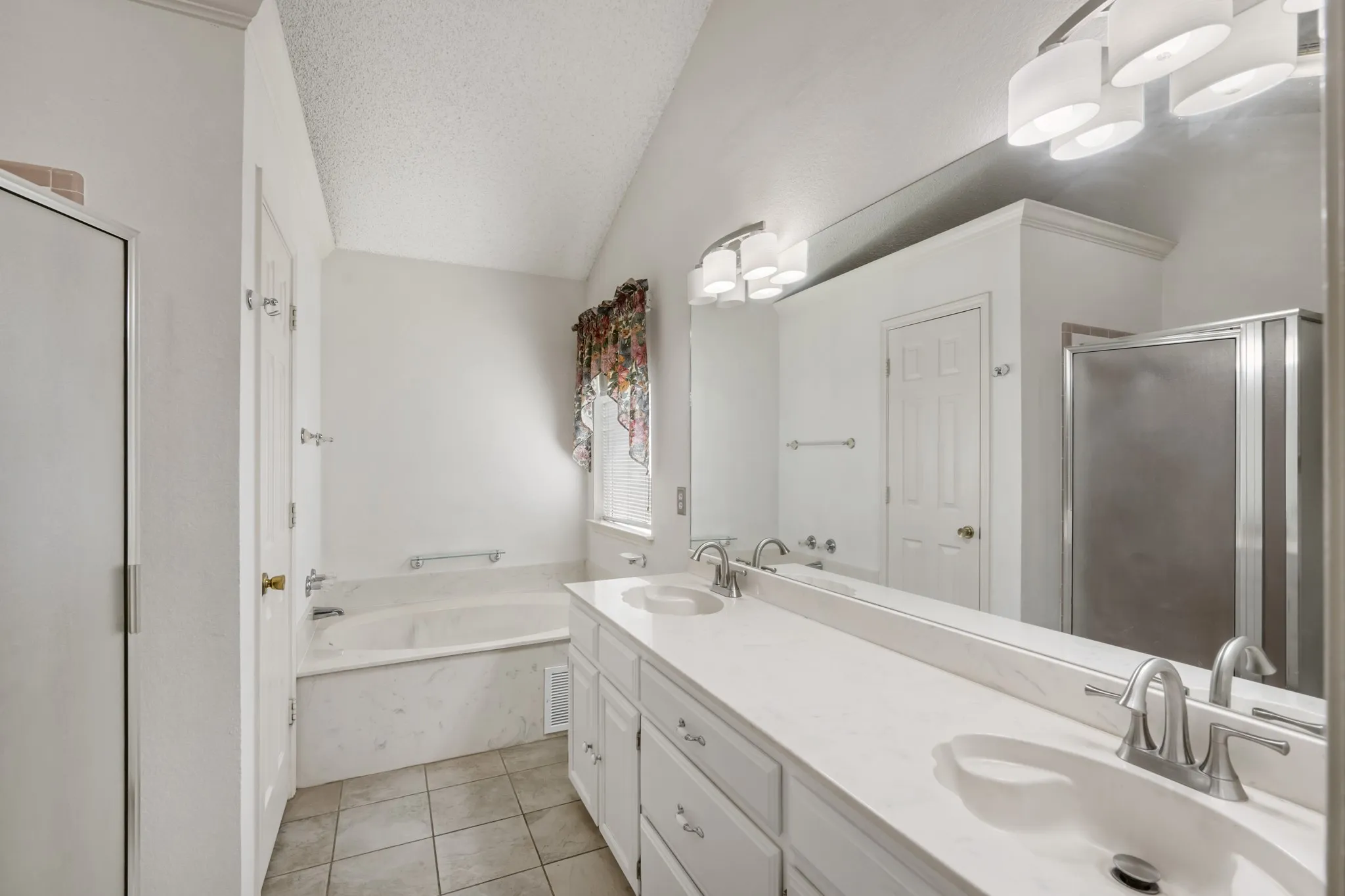 Single Family Residence For Sale in Tarrant County , 7408 Cross Ridge Circle, Fort Worth, Texas 76120, 3 Bedroom, 2 Bathroom, 2 Garage spaces, 1,425 Sqft, built in 1990, mls#21352207, Real Estate Agent in Fort Worth, Homes For Sale in Tarrant county, Homes For Sale in Fort Worth, Realtor in Fort Worth Texas, Real Estate Brokerage Independent Realty Texas, Luminita Cordes Realtor