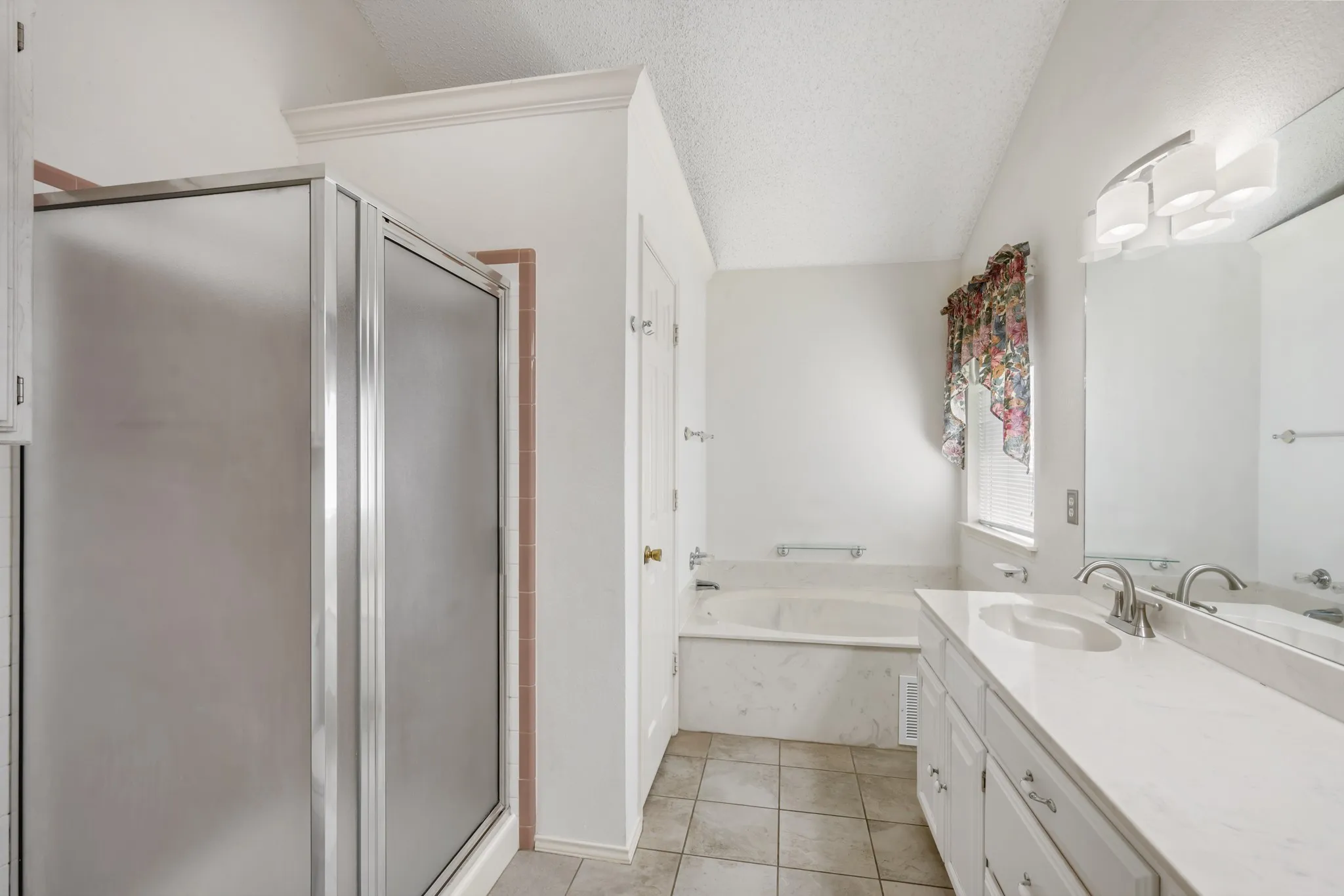 Single Family Residence For Sale in Tarrant County , 7408 Cross Ridge Circle, Fort Worth, Texas 76120, 3 Bedroom, 2 Bathroom, 2 Garage spaces, 1,425 Sqft, built in 1990, mls#21352207, Real Estate Agent in Fort Worth, Homes For Sale in Tarrant county, Homes For Sale in Fort Worth, Realtor in Fort Worth Texas, Real Estate Brokerage Independent Realty Texas, Luminita Cordes Realtor