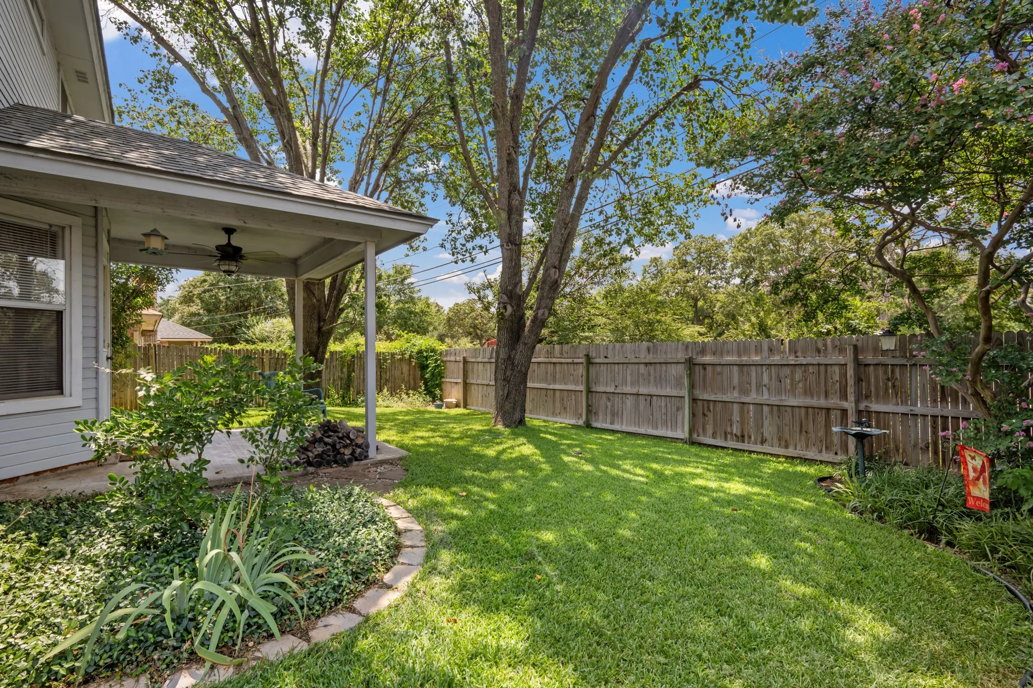 Single Family Residence For Sale in Tarrant County , 7408 Cross Ridge Circle, Fort Worth, Texas 76120, 3 Bedroom, 2 Bathroom, 2 Garage spaces, 1,425 Sqft, built in 1990, mls#21352207, Real Estate Agent in Fort Worth, Homes For Sale in Tarrant county, Homes For Sale in Fort Worth, Realtor in Fort Worth Texas, Real Estate Brokerage Independent Realty Texas, Luminita Cordes Realtor