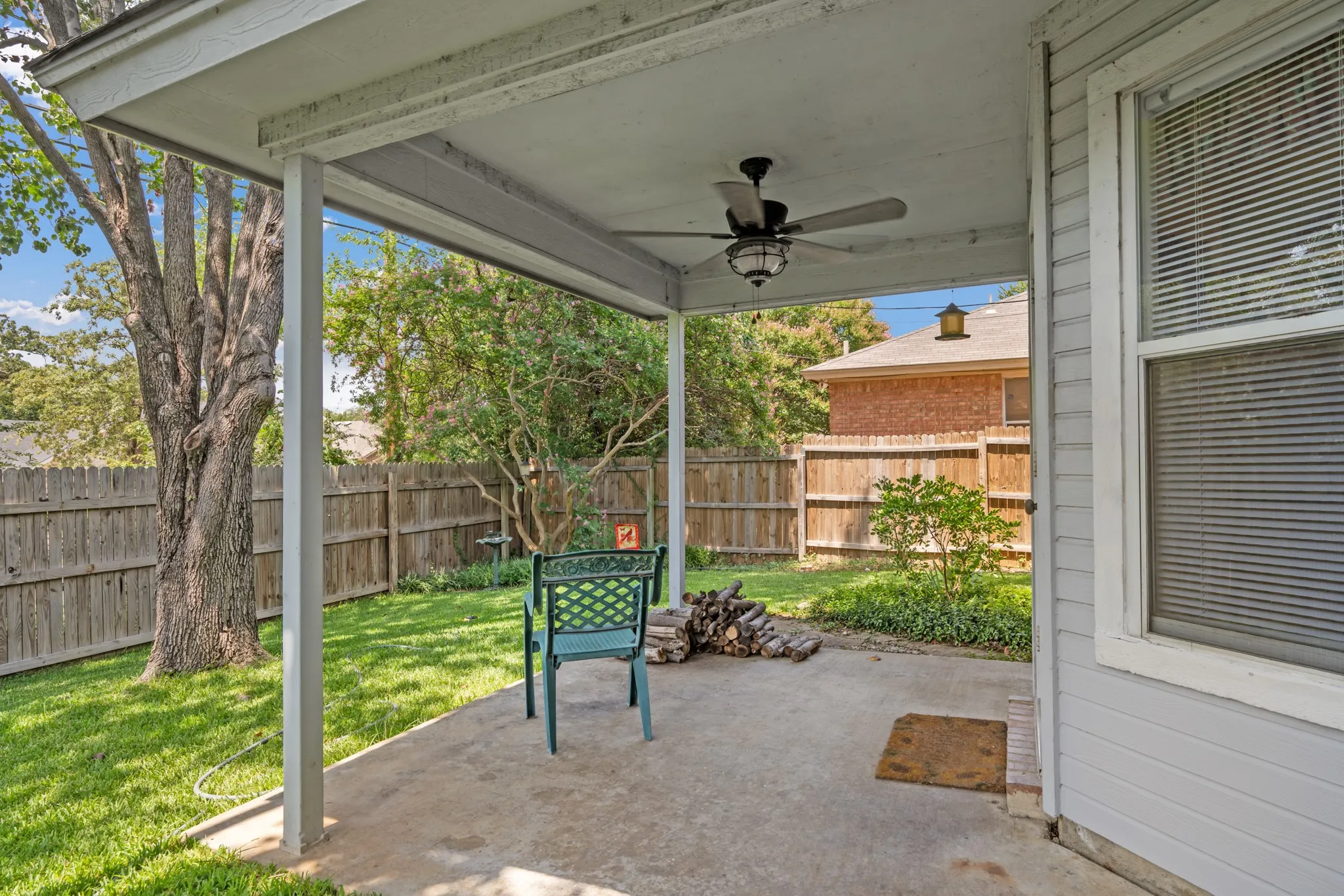 Single Family Residence For Sale in Tarrant County , 7408 Cross Ridge Circle, Fort Worth, Texas 76120, 3 Bedroom, 2 Bathroom, 2 Garage spaces, 1,425 Sqft, built in 1990, mls#21352207, Real Estate Agent in Fort Worth, Homes For Sale in Tarrant county, Homes For Sale in Fort Worth, Realtor in Fort Worth Texas, Real Estate Brokerage Independent Realty Texas, Luminita Cordes Realtor