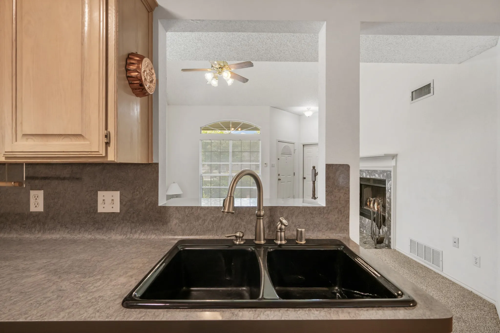 Single Family Residence For Sale in Tarrant County , 7408 Cross Ridge Circle, Fort Worth, Texas 76120, 3 Bedroom, 2 Bathroom, 2 Garage spaces, 1,425 Sqft, built in 1990, mls#21352207, Real Estate Agent in Fort Worth, Homes For Sale in Tarrant county, Homes For Sale in Fort Worth, Realtor in Fort Worth Texas, Real Estate Brokerage Independent Realty Texas, Luminita Cordes Realtor