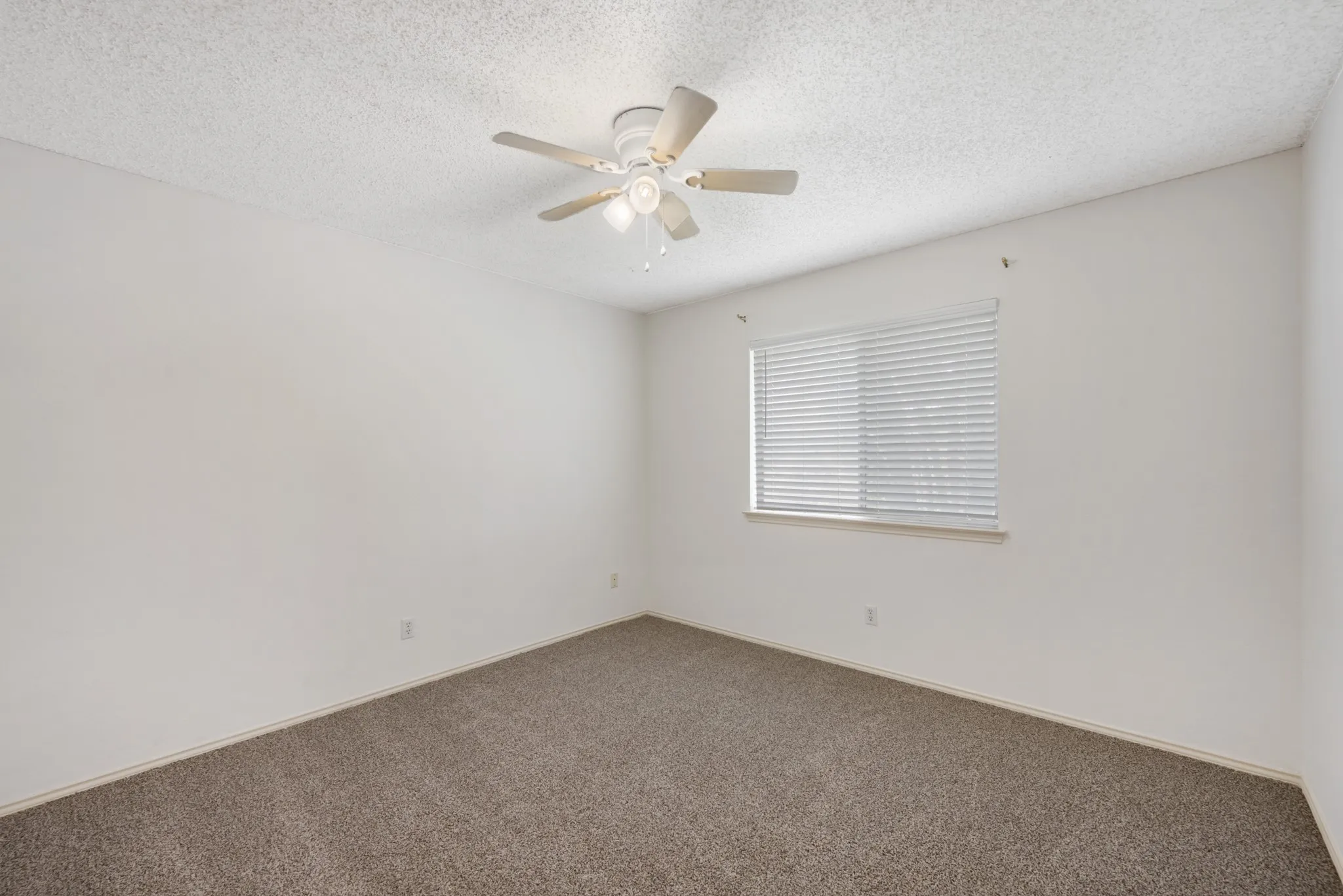 Single Family Residence For Sale in Tarrant County , 7408 Cross Ridge Circle, Fort Worth, Texas 76120, 3 Bedroom, 2 Bathroom, 2 Garage spaces, 1,425 Sqft, built in 1990, mls#21352207, Real Estate Agent in Fort Worth, Homes For Sale in Tarrant county, Homes For Sale in Fort Worth, Realtor in Fort Worth Texas, Real Estate Brokerage Independent Realty Texas, Luminita Cordes Realtor