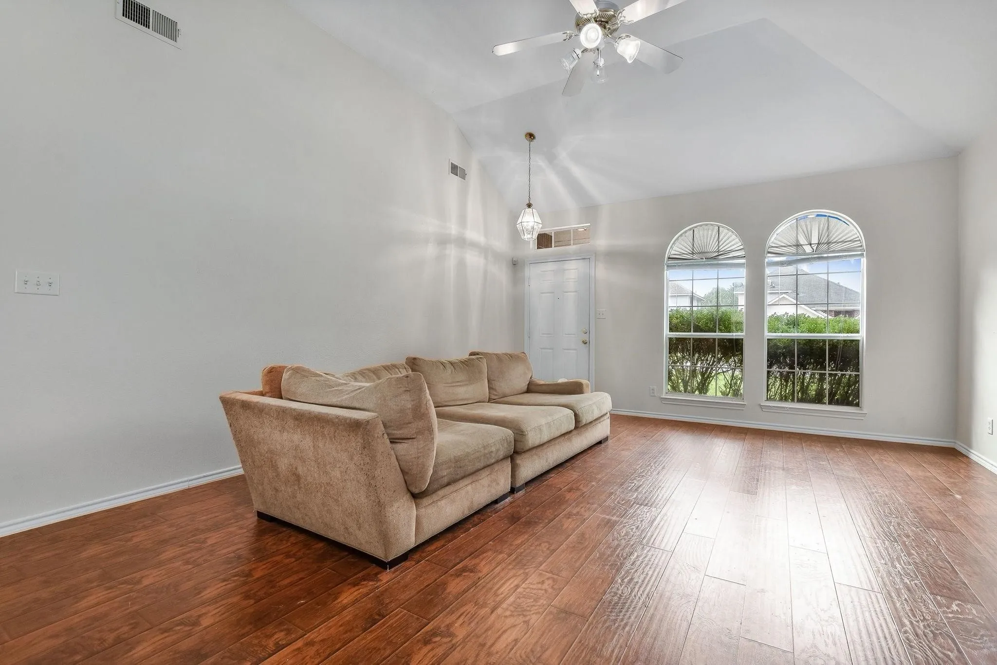 Single Family Residence For Rent in Denton County , 1209 Buehler Court, Lewisville, Texas 75067, 3 Bedroom, 2 Bathroom, 2 Garage spaces, 1,509 Sqft, built in 1999, mls#21344848, Real Estate Agent in Lewisville, Homes For Rent in Denton county, Homes For Rent in Lewisville, Realtor in Lewisville Texas, Real Estate Brokerage Independent Realty Texas, Luminita Cordes Realtor