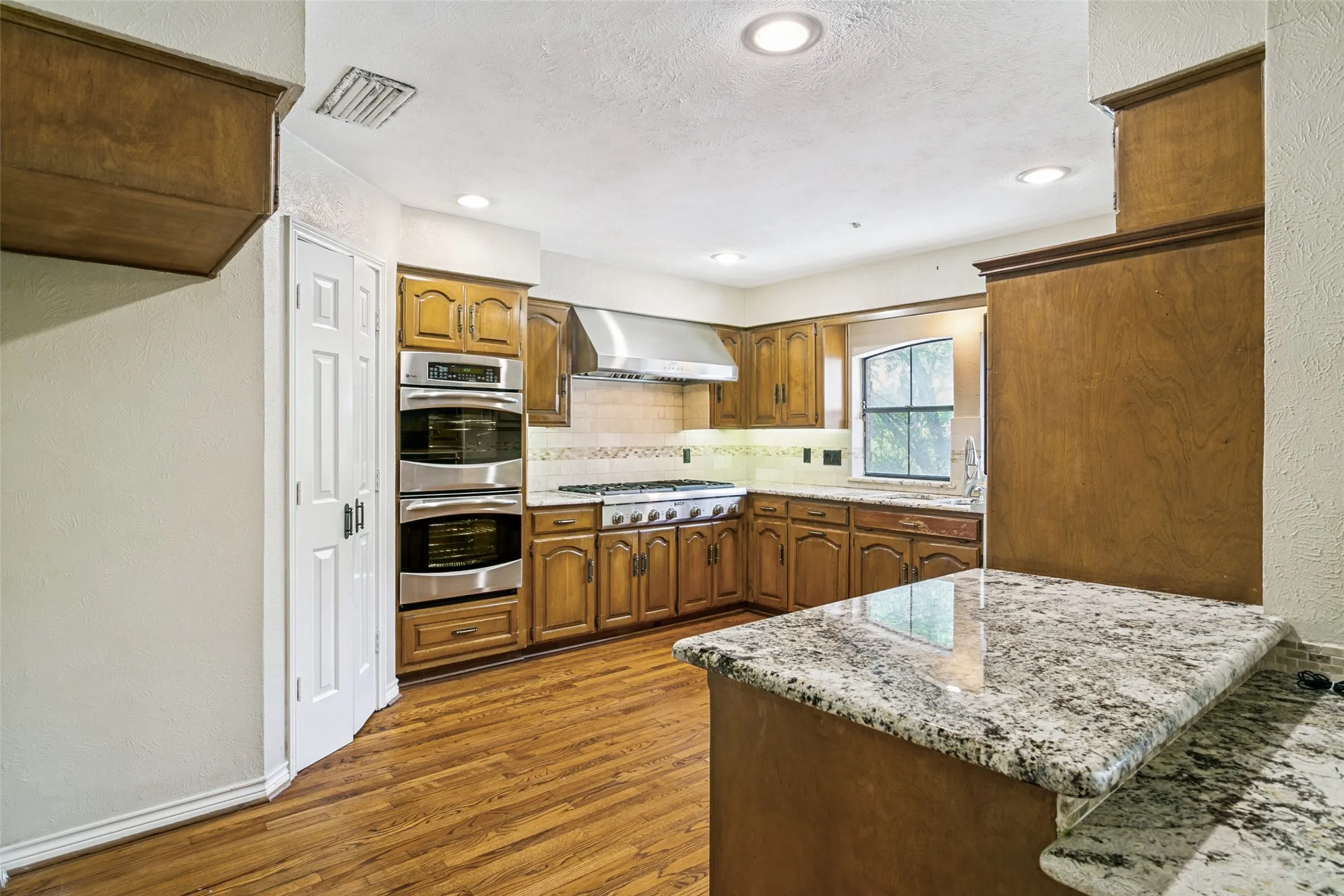 Single Family Residence For Sale in Dallas County , 3617 Hidalgo Street, Irving, Texas 75062, 4 Bedroom, 4 Bathroom, 3 Garage spaces, 4,363 Sqft, built in 1978, mls#21336967, Real Estate Agent in Irving, Homes For Sale in Dallas county, Homes For Sale in Irving, Realtor in Irving Texas, Real Estate Brokerage Independent Realty Texas, Luminita Cordes Realtor