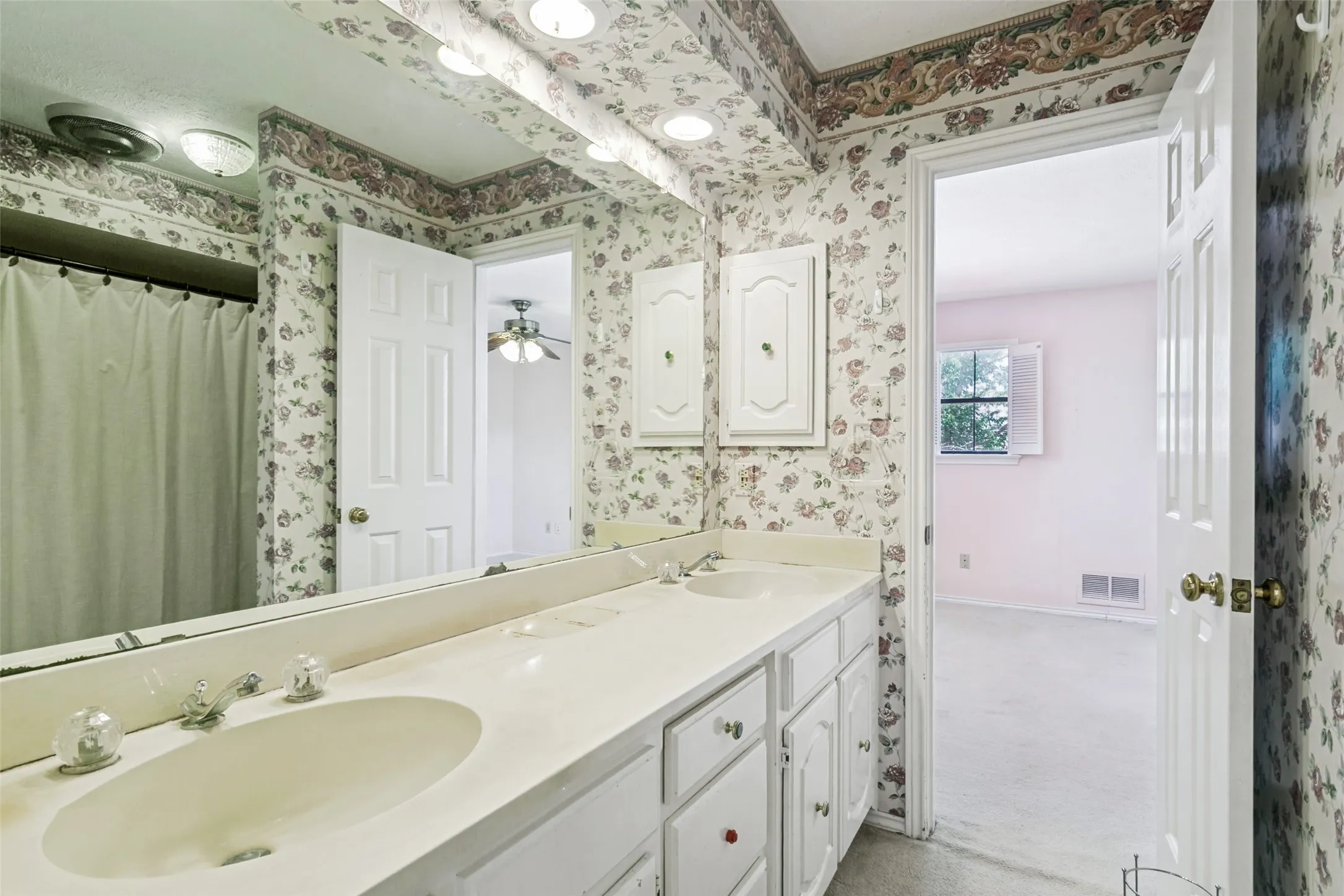 Single Family Residence For Sale in Dallas County , 3617 Hidalgo Street, Irving, Texas 75062, 4 Bedroom, 4 Bathroom, 3 Garage spaces, 4,363 Sqft, built in 1978, mls#21336967, Real Estate Agent in Irving, Homes For Sale in Dallas county, Homes For Sale in Irving, Realtor in Irving Texas, Real Estate Brokerage Independent Realty Texas, Luminita Cordes Realtor