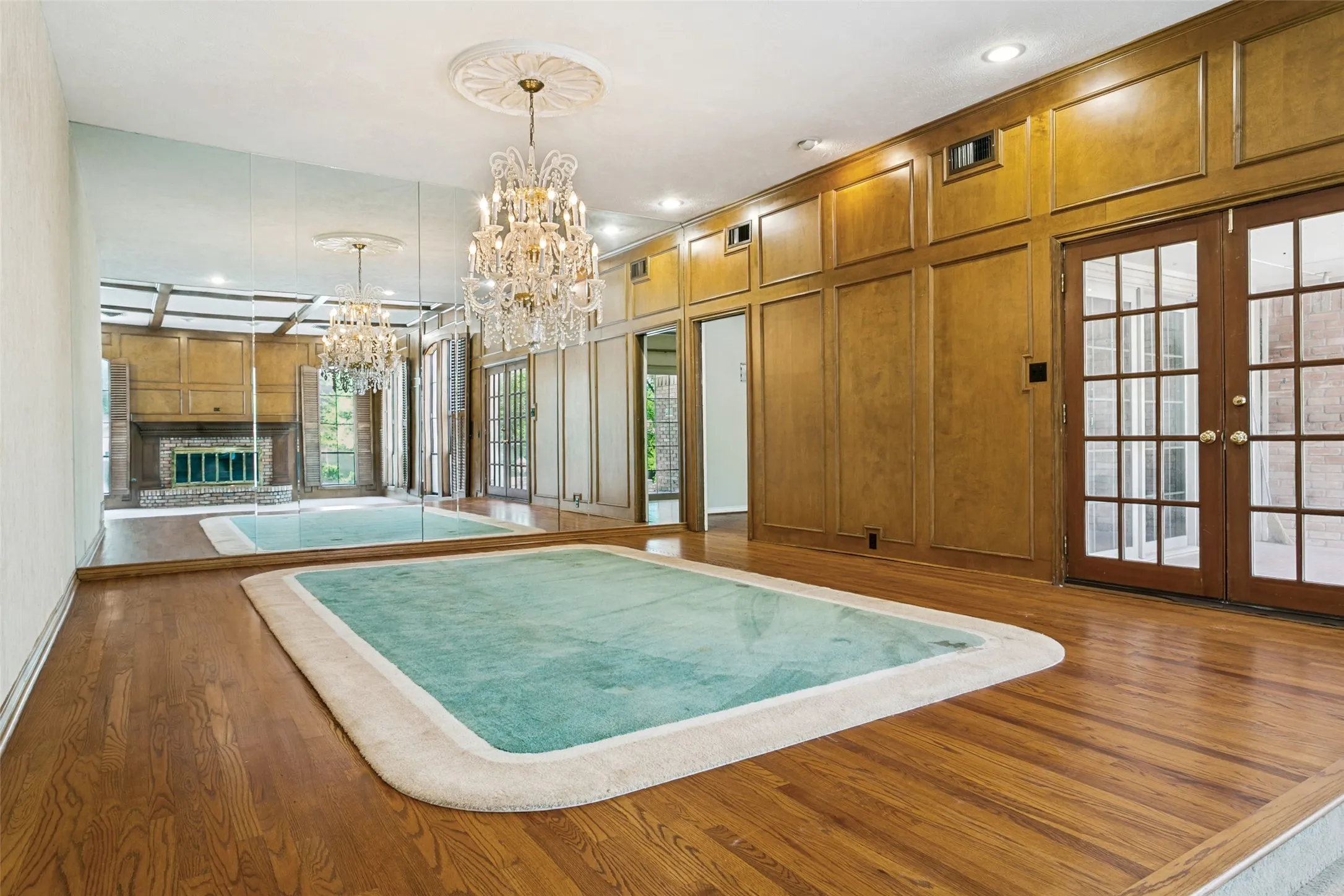 Single Family Residence For Sale in Dallas County , 3617 Hidalgo Street, Irving, Texas 75062, 4 Bedroom, 4 Bathroom, 3 Garage spaces, 4,363 Sqft, built in 1978, mls#21336967, Real Estate Agent in Irving, Homes For Sale in Dallas county, Homes For Sale in Irving, Realtor in Irving Texas, Real Estate Brokerage Independent Realty Texas, Luminita Cordes Realtor