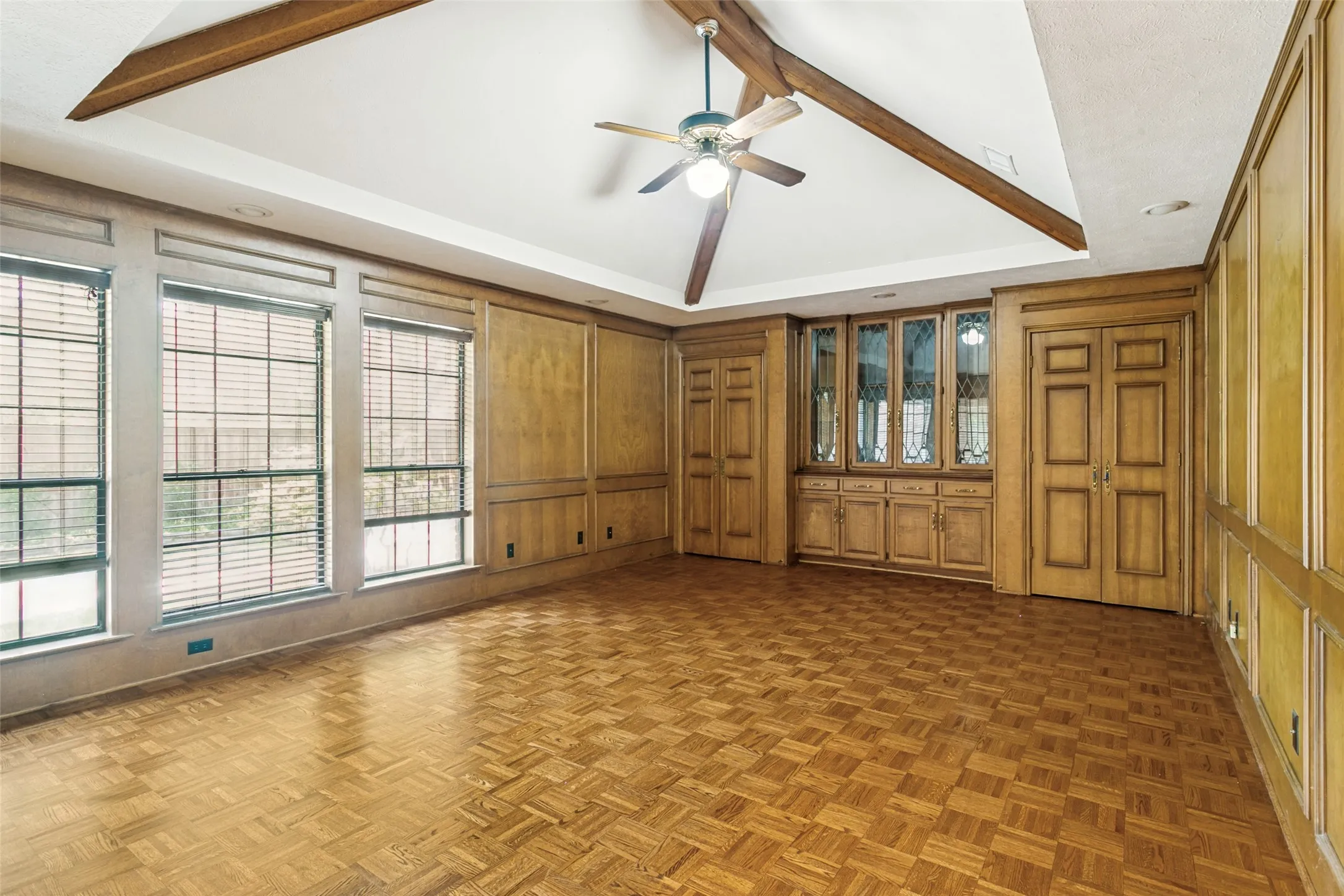 Single Family Residence For Sale in Dallas County , 3617 Hidalgo Street, Irving, Texas 75062, 4 Bedroom, 4 Bathroom, 3 Garage spaces, 4,363 Sqft, built in 1978, mls#21336967, Real Estate Agent in Irving, Homes For Sale in Dallas county, Homes For Sale in Irving, Realtor in Irving Texas, Real Estate Brokerage Independent Realty Texas, Luminita Cordes Realtor