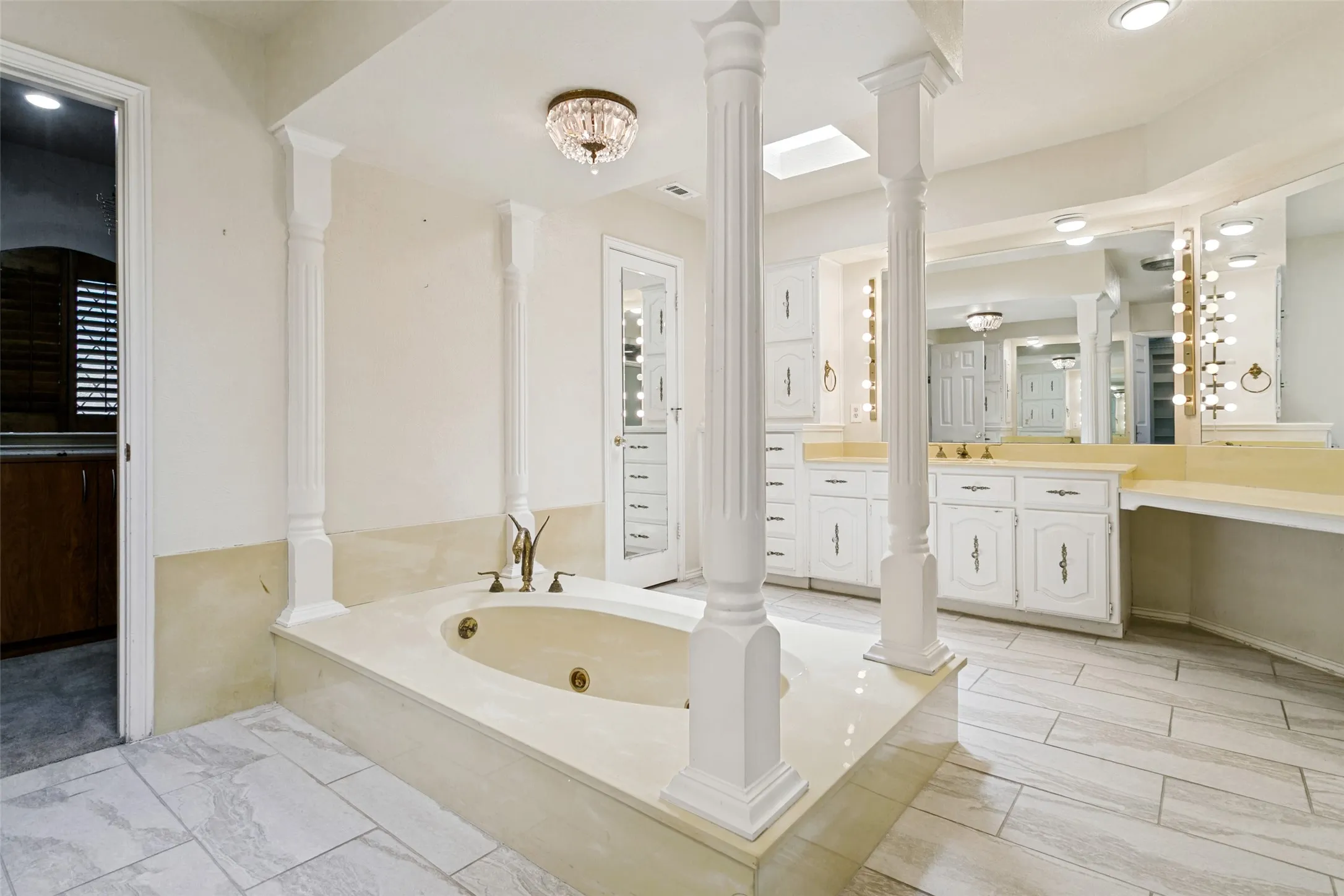 Single Family Residence For Sale in Dallas County , 3617 Hidalgo Street, Irving, Texas 75062, 4 Bedroom, 4 Bathroom, 3 Garage spaces, 4,363 Sqft, built in 1978, mls#21336967, Real Estate Agent in Irving, Homes For Sale in Dallas county, Homes For Sale in Irving, Realtor in Irving Texas, Real Estate Brokerage Independent Realty Texas, Luminita Cordes Realtor