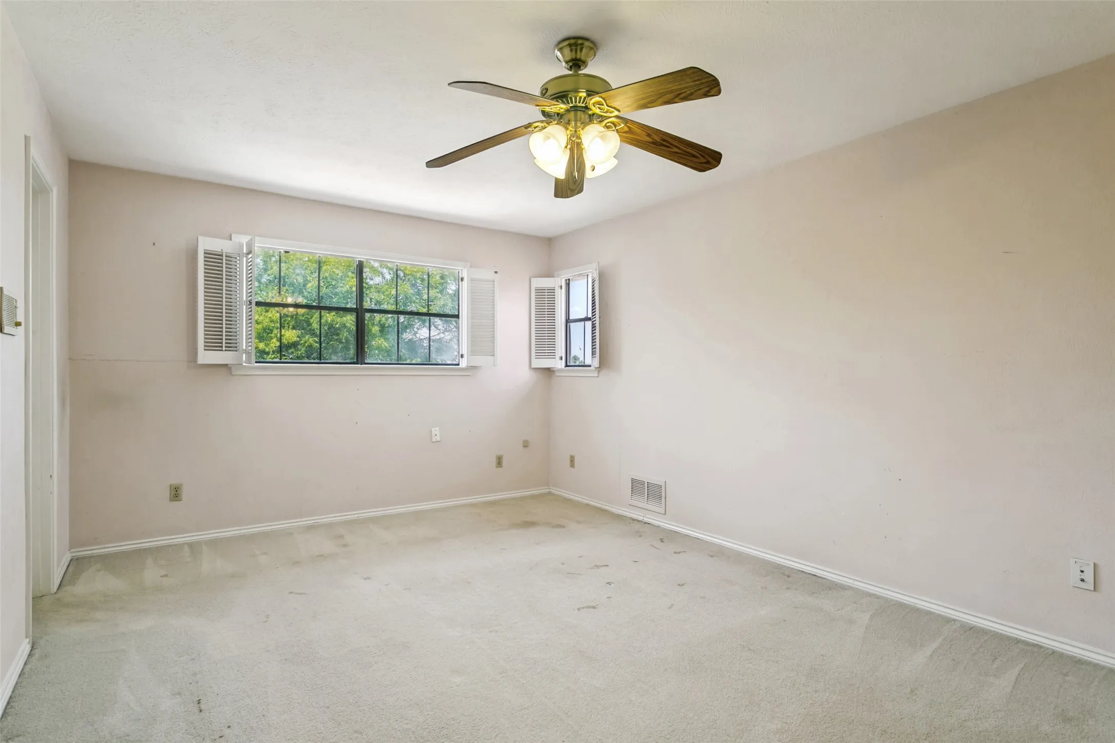 Single Family Residence For Sale in Dallas County , 3617 Hidalgo Street, Irving, Texas 75062, 4 Bedroom, 4 Bathroom, 3 Garage spaces, 4,363 Sqft, built in 1978, mls#21336967, Real Estate Agent in Irving, Homes For Sale in Dallas county, Homes For Sale in Irving, Realtor in Irving Texas, Real Estate Brokerage Independent Realty Texas, Luminita Cordes Realtor