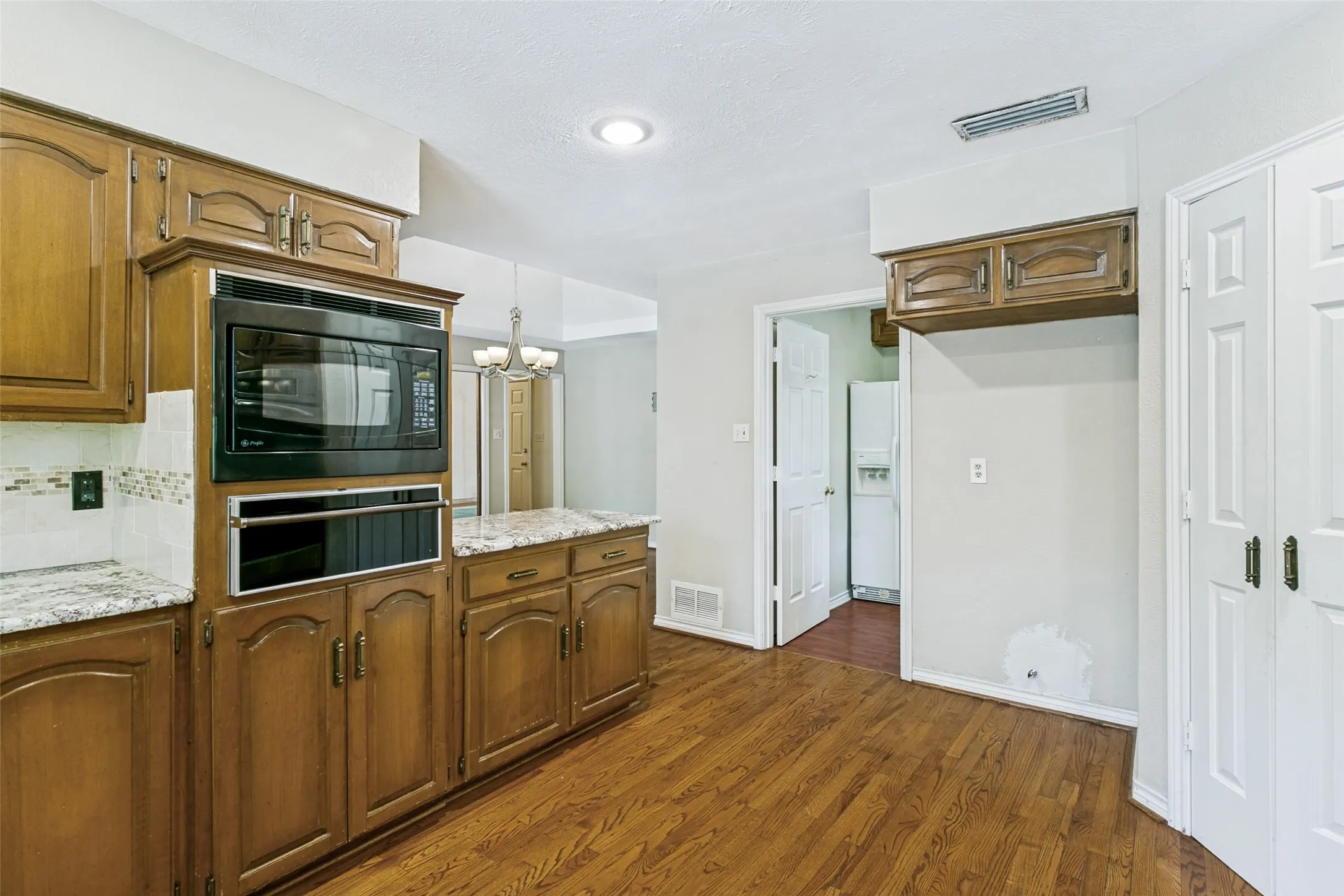 Single Family Residence For Sale in Dallas County , 3617 Hidalgo Street, Irving, Texas 75062, 4 Bedroom, 4 Bathroom, 3 Garage spaces, 4,363 Sqft, built in 1978, mls#21336967, Real Estate Agent in Irving, Homes For Sale in Dallas county, Homes For Sale in Irving, Realtor in Irving Texas, Real Estate Brokerage Independent Realty Texas, Luminita Cordes Realtor
