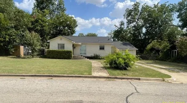 Single Family Residence For Sale in Tarrant County , 2332 Glencrest Drive, Fort Worth, Texas 76119, 1 Bedroom, 1 Bathroom, 1 Garage spaces, 1,153 Sqft, built in 1950, mls#21353433, Real Estate Agent in Fort Worth, Homes For Sale in Tarrant county, Homes For Sale in Fort Worth, Realtor in Fort Worth Texas, Real Estate Brokerage Independent Realty Texas, Luminita Cordes Realtor