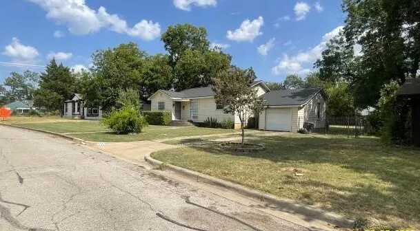 Single Family Residence For Sale in Tarrant County , 2332 Glencrest Drive, Fort Worth, Texas 76119, 1 Bedroom, 1 Bathroom, 1 Garage spaces, 1,153 Sqft, built in 1950, mls#21353433, Real Estate Agent in Fort Worth, Homes For Sale in Tarrant county, Homes For Sale in Fort Worth, Realtor in Fort Worth Texas, Real Estate Brokerage Independent Realty Texas, Luminita Cordes Realtor