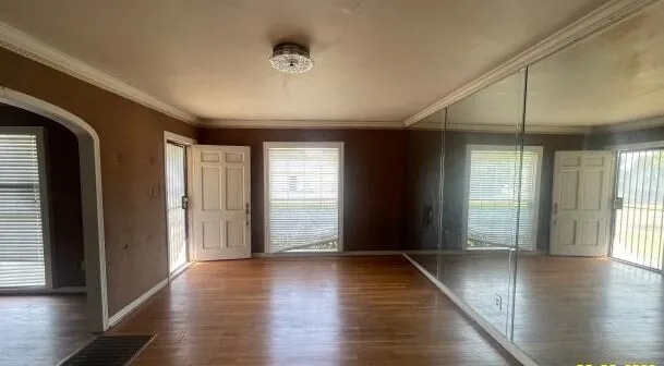 Single Family Residence For Sale in Tarrant County , 2332 Glencrest Drive, Fort Worth, Texas 76119, 1 Bedroom, 1 Bathroom, 1 Garage spaces, 1,153 Sqft, built in 1950, mls#21353433, Real Estate Agent in Fort Worth, Homes For Sale in Tarrant county, Homes For Sale in Fort Worth, Realtor in Fort Worth Texas, Real Estate Brokerage Independent Realty Texas, Luminita Cordes Realtor