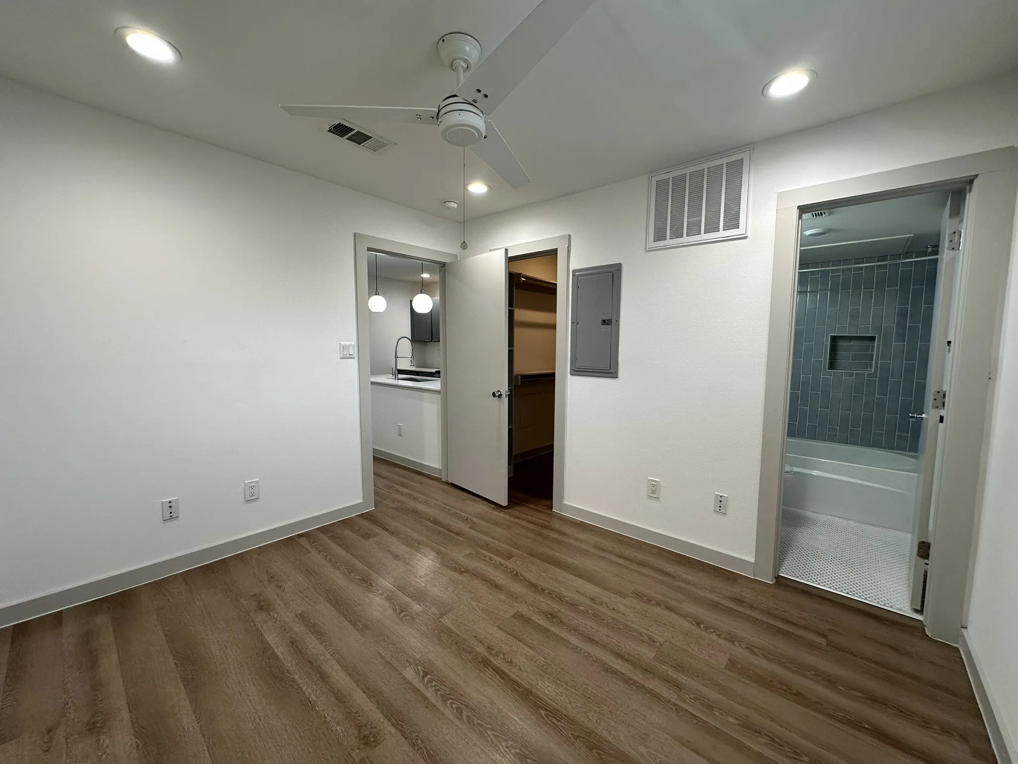 Apartment For Rent in Dallas County , 4526 Munger Avenue 206, Dallas, Texas 75204, 1 Bedroom, 1 Bathroom, Garage spaces, 543 Sqft, built in 1958, mls#21353435, Real Estate Agent in Dallas, Homes For Rent in Dallas county, Homes For Rent in Dallas, Realtor in Dallas Texas, Real Estate Brokerage Independent Realty Texas, Luminita Cordes Realtor