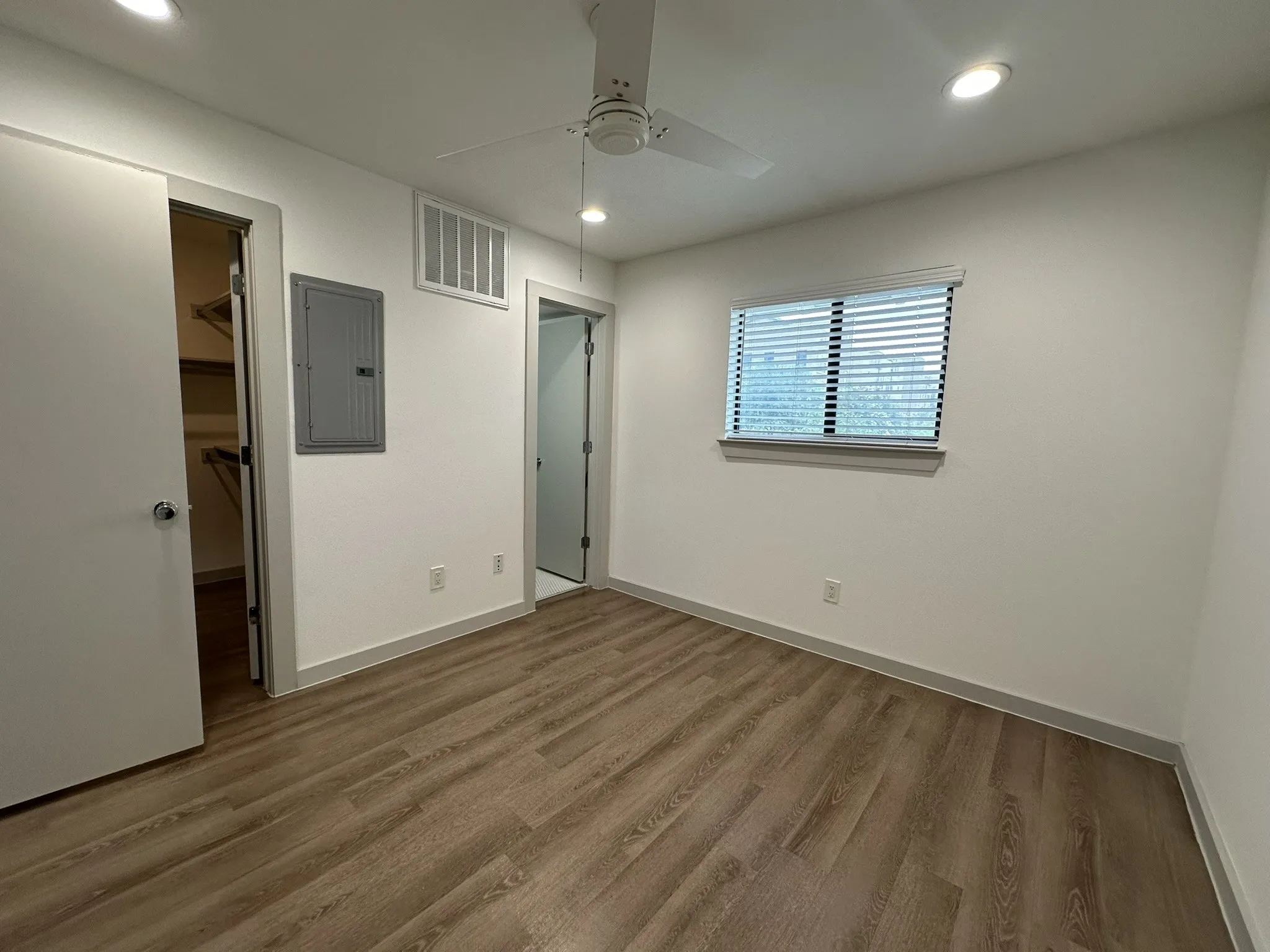 Apartment For Rent in Dallas County , 4526 Munger Avenue 206, Dallas, Texas 75204, 1 Bedroom, 1 Bathroom, Garage spaces, 543 Sqft, built in 1958, mls#21353435, Real Estate Agent in Dallas, Homes For Rent in Dallas county, Homes For Rent in Dallas, Realtor in Dallas Texas, Real Estate Brokerage Independent Realty Texas, Luminita Cordes Realtor