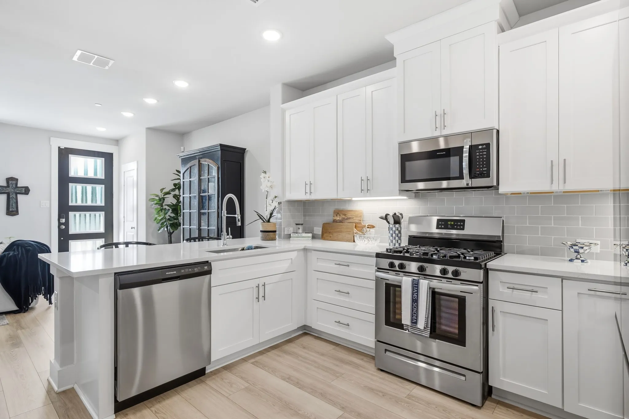 Townhouse For Sale in Tarrant County , 7505 Reis Lane, North Richland Hills, Texas 76182, 3 Bedroom, 3 Bathroom, 2 Garage spaces, 1,662 Sqft, built in 2022, mls#21350344, Real Estate Agent in North Richland Hills, Homes For Sale in Tarrant county, Homes For Sale in North Richland Hills, Realtor in North Richland Hills Texas, Real Estate Brokerage Independent Realty Texas, Luminita Cordes Realtor