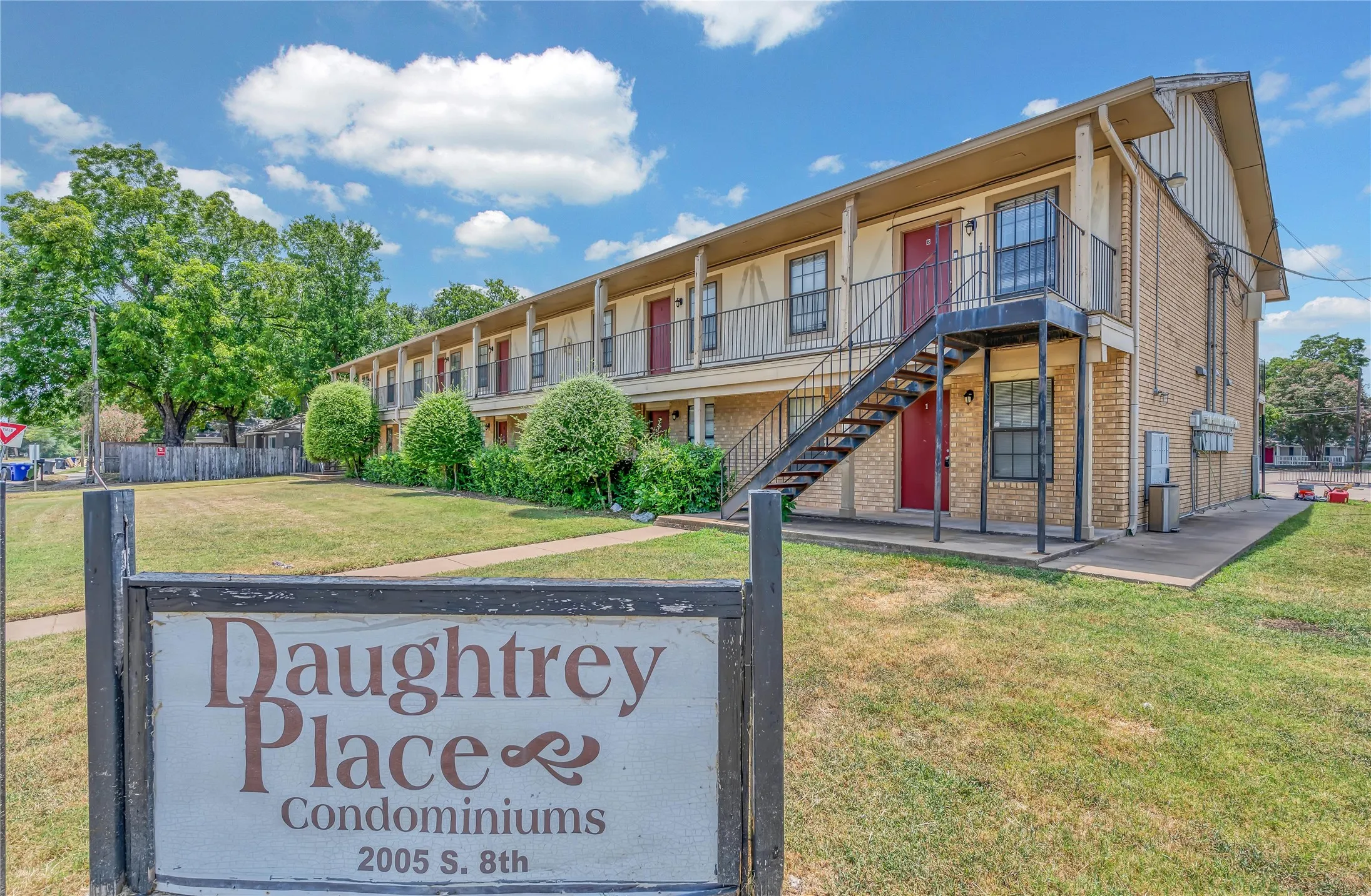 Condominium For Sale in Mc Lennan County , 2005 S 8th Street, Waco, Texas 76706, 2 Bedroom, 2 Bathroom, Garage spaces, 920 Sqft, built in 1981, mls#21353385, Real Estate Agent in Waco, Homes For Sale in Mc Lennan county, Homes For Sale in Waco, Realtor in Waco Texas, Real Estate Brokerage Independent Realty Texas, Luminita Cordes Realtor