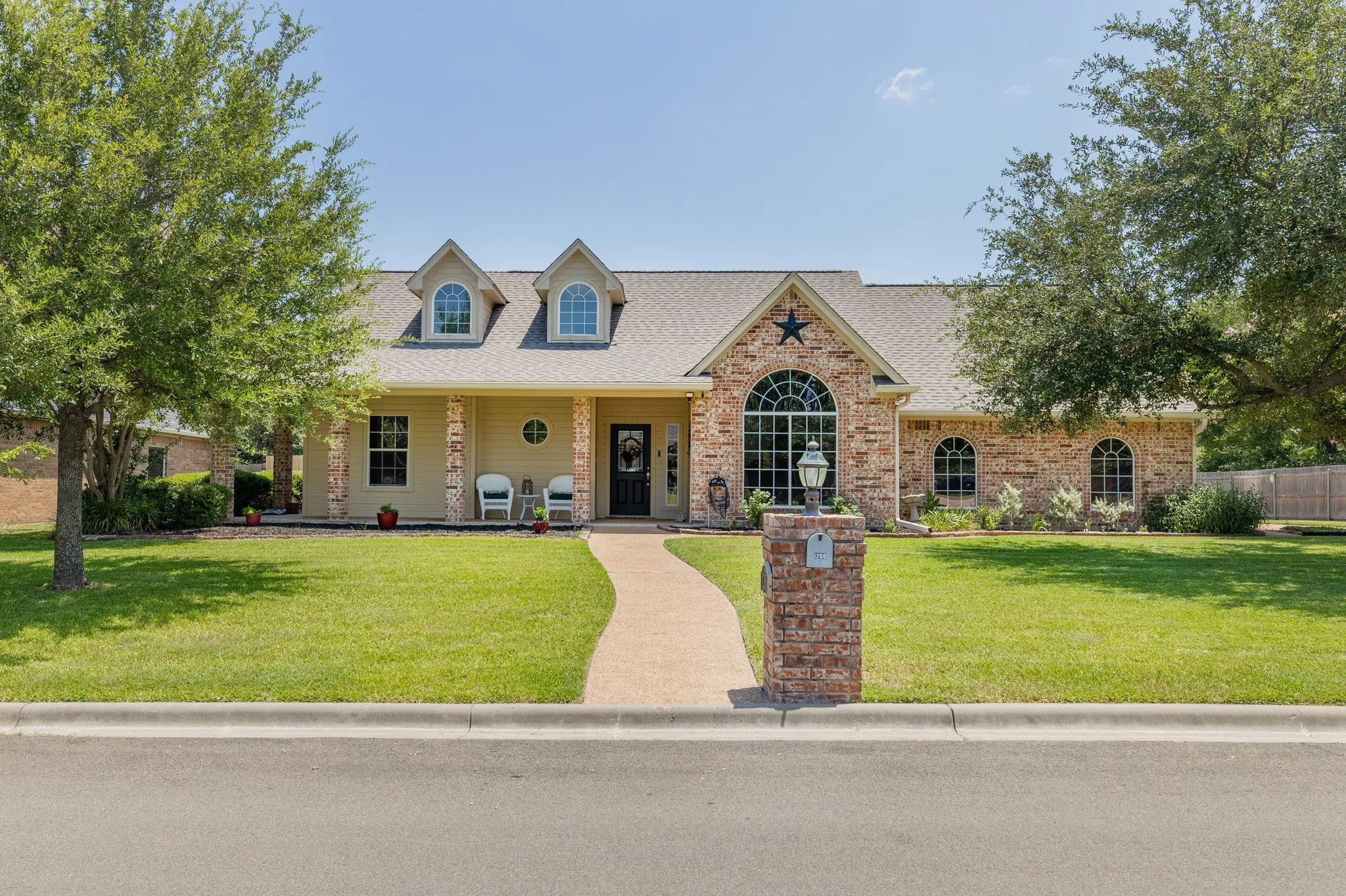 Single Family Residence For Sale in Mc Lennan County , 1208 Kempner Park, Robinson, Texas 76706, 3 Bedroom, 2 Bathroom, 2 Garage spaces, 1,842 Sqft, built in 2004, mls#21353098, Real Estate Agent in Robinson, Homes For Sale in Mc Lennan county, Homes For Sale in Robinson, Realtor in Robinson Texas, Real Estate Brokerage Independent Realty Texas, Luminita Cordes Realtor
