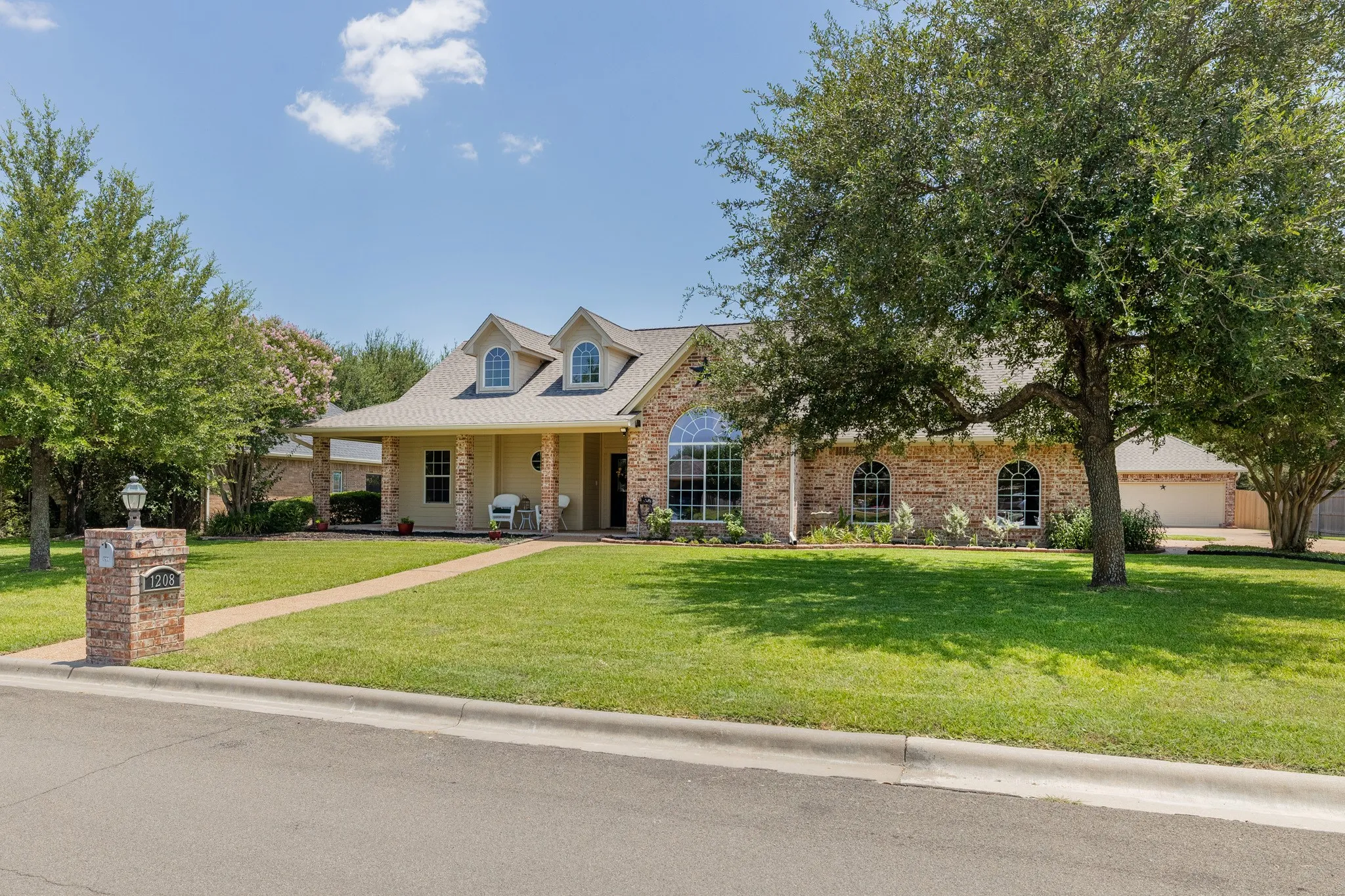 Single Family Residence For Sale in Mc Lennan County , 1208 Kempner Park, Robinson, Texas 76706, 3 Bedroom, 2 Bathroom, 2 Garage spaces, 1,842 Sqft, built in 2004, mls#21353098, Real Estate Agent in Robinson, Homes For Sale in Mc Lennan county, Homes For Sale in Robinson, Realtor in Robinson Texas, Real Estate Brokerage Independent Realty Texas, Luminita Cordes Realtor