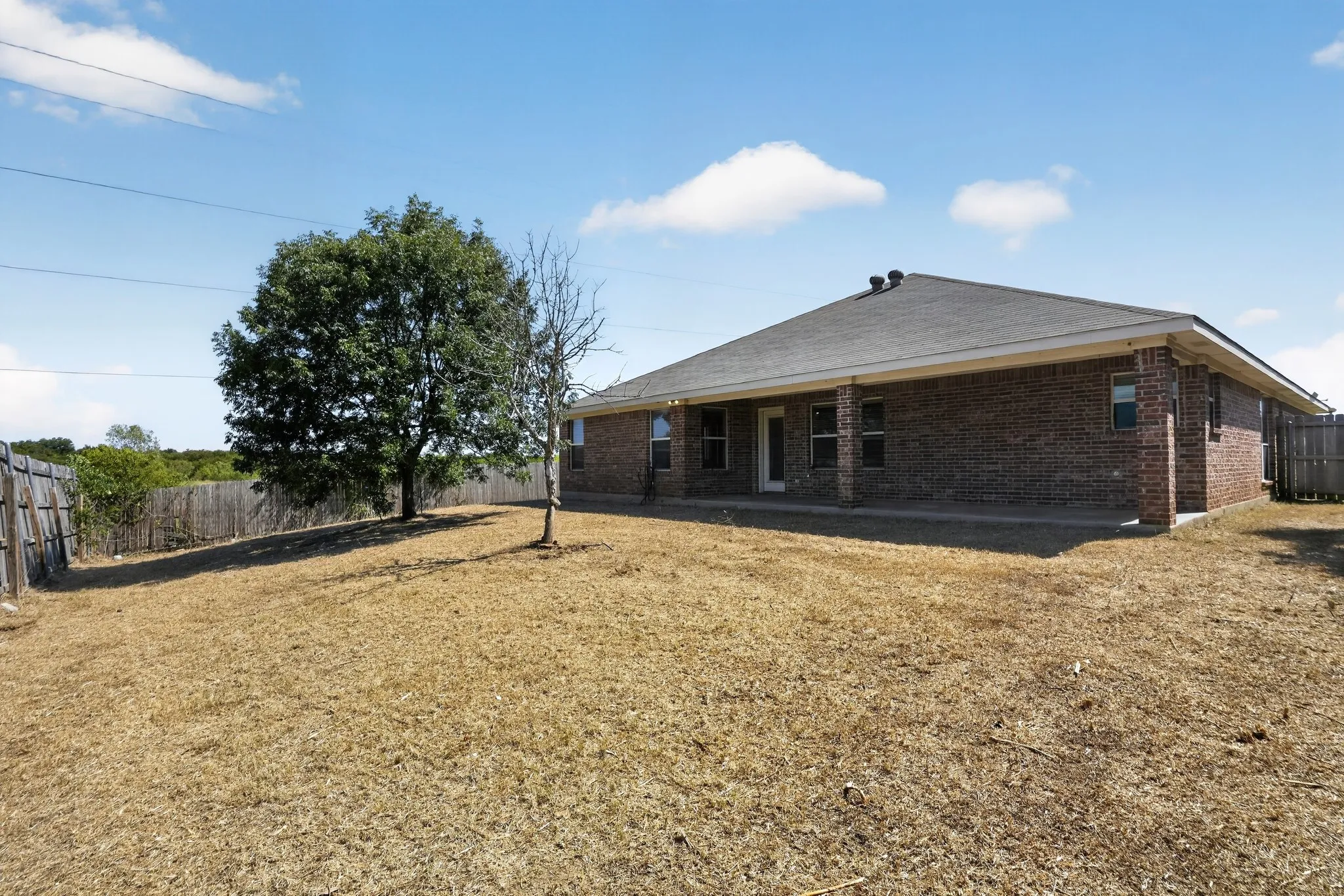 Single Family Residence For Sale in Johnson County , 900 Mistflower Avenue, Burleson, Texas 76028, 3 Bedroom, 2 Bathroom, 2 Garage spaces, 2,347 Sqft, built in 2009, mls#21350977, Real Estate Agent in Burleson, Homes For Sale in Johnson county, Homes For Sale in Burleson, Realtor in Burleson Texas, Real Estate Brokerage Independent Realty Texas, Luminita Cordes Realtor