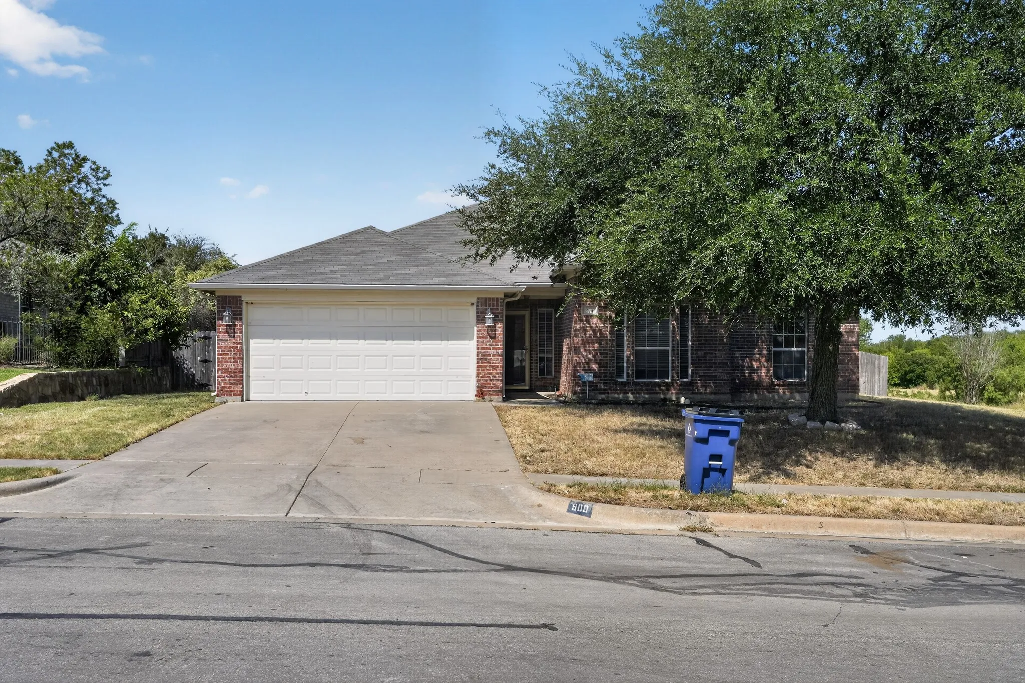 Single Family Residence For Sale in Johnson County , 900 Mistflower Avenue, Burleson, Texas 76028, 3 Bedroom, 2 Bathroom, 2 Garage spaces, 2,347 Sqft, built in 2009, mls#21350977, Real Estate Agent in Burleson, Homes For Sale in Johnson county, Homes For Sale in Burleson, Realtor in Burleson Texas, Real Estate Brokerage Independent Realty Texas, Luminita Cordes Realtor