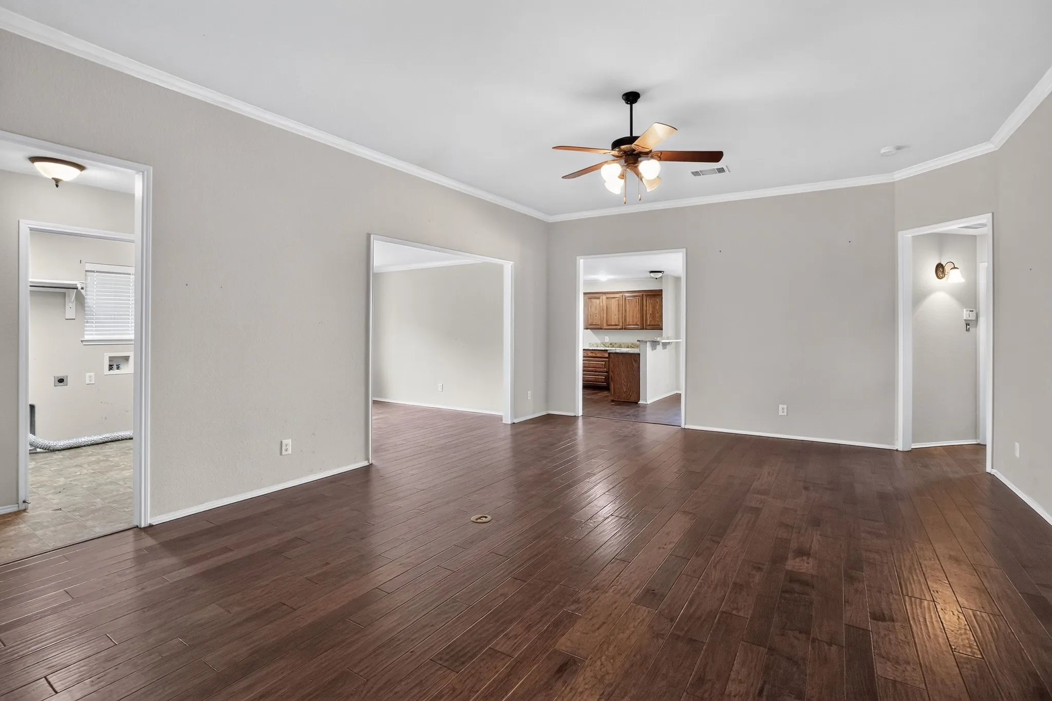 Single Family Residence For Sale in Johnson County , 900 Mistflower Avenue, Burleson, Texas 76028, 3 Bedroom, 2 Bathroom, 2 Garage spaces, 2,347 Sqft, built in 2009, mls#21350977, Real Estate Agent in Burleson, Homes For Sale in Johnson county, Homes For Sale in Burleson, Realtor in Burleson Texas, Real Estate Brokerage Independent Realty Texas, Luminita Cordes Realtor